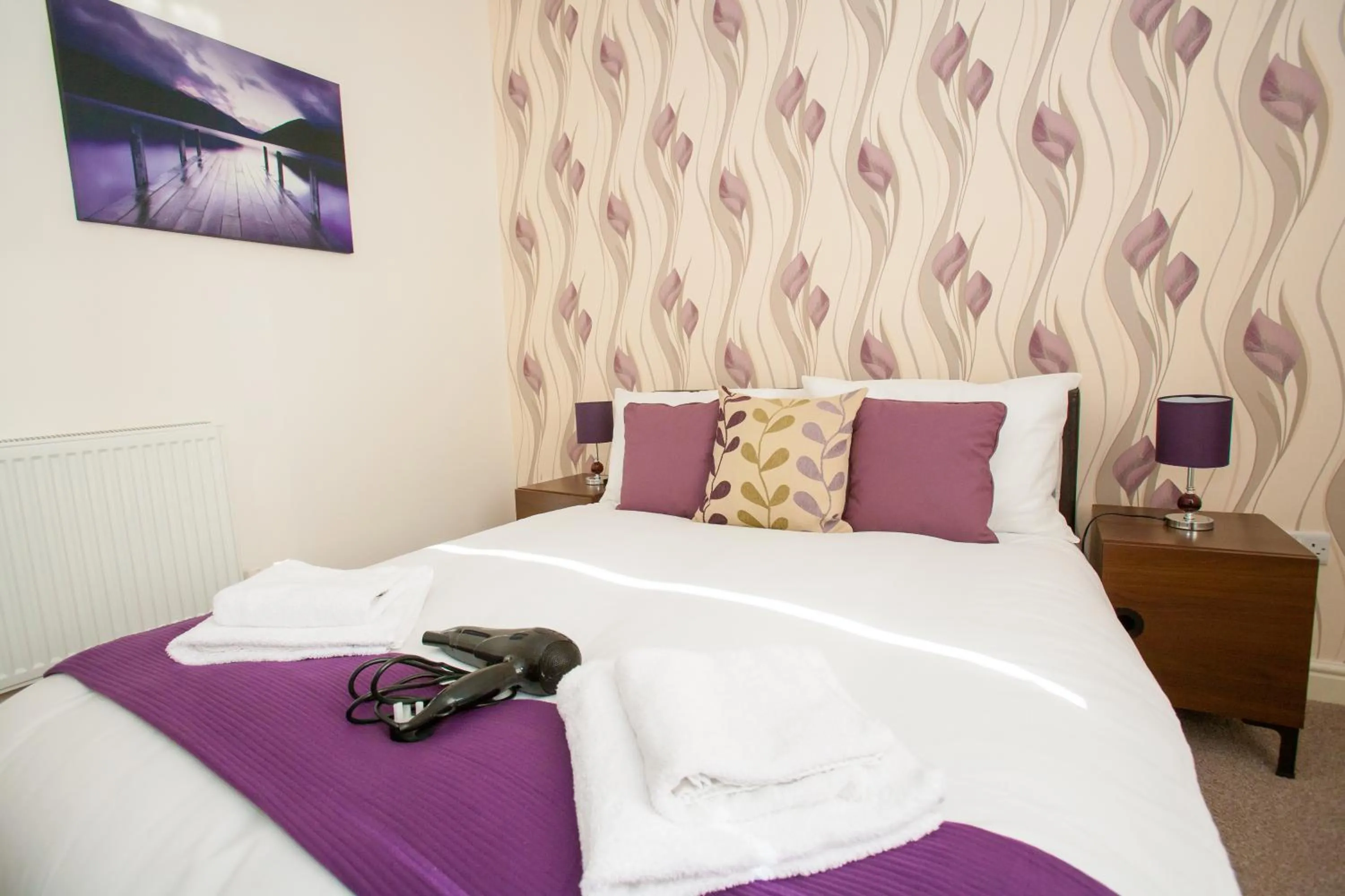 Comfortable Swindon Town Centre Apartments, FREE Parking, sleeps up to 8