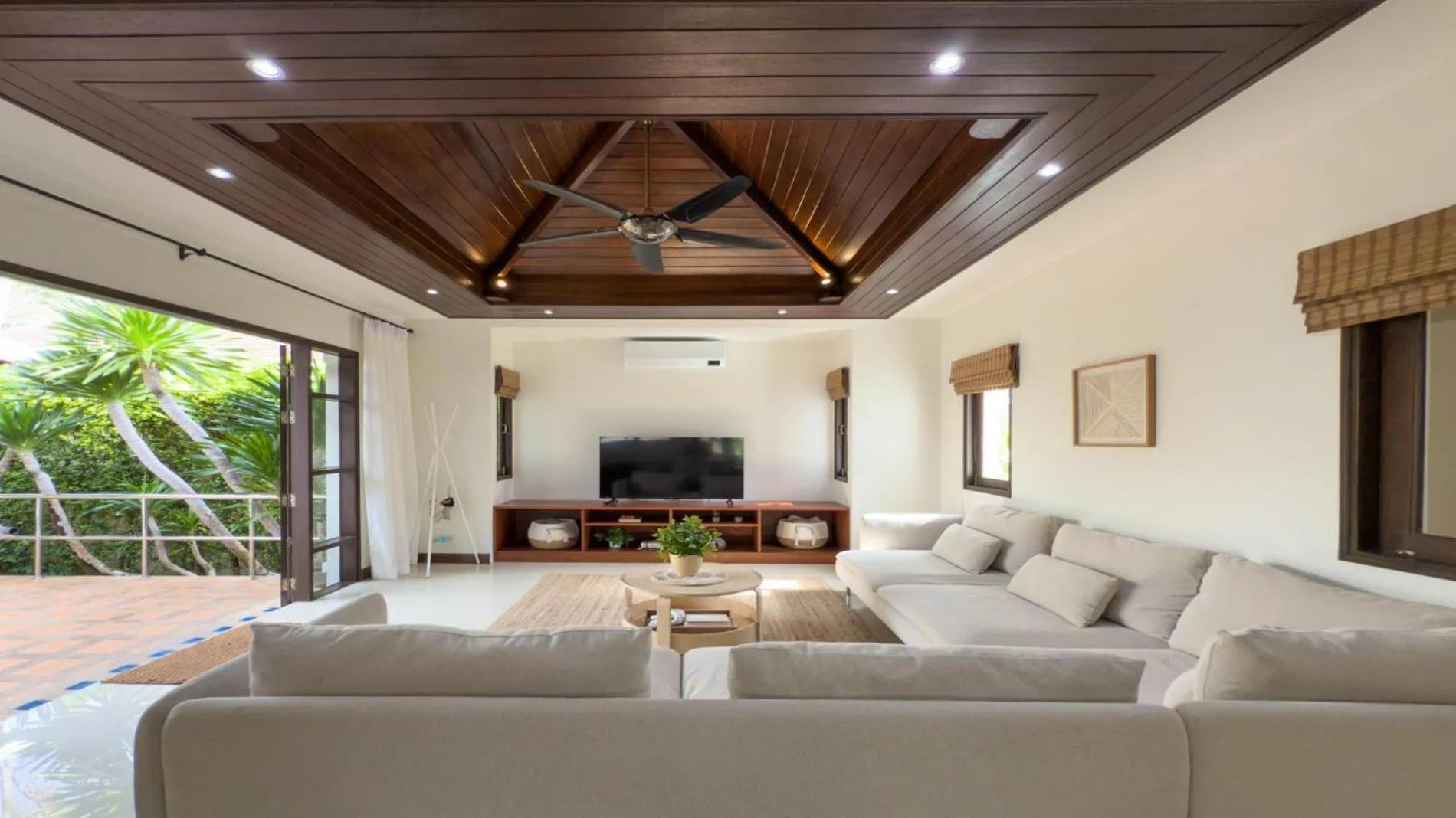 Tropical Poolside Villa - SGB4