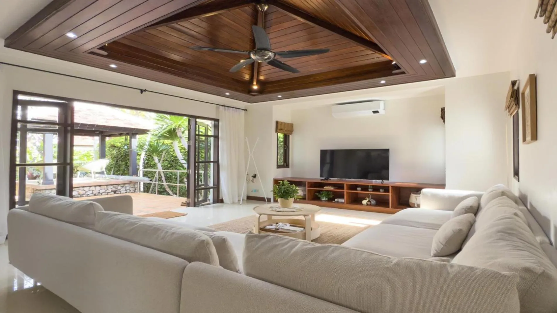 Tropical Poolside Villa - SGB4
