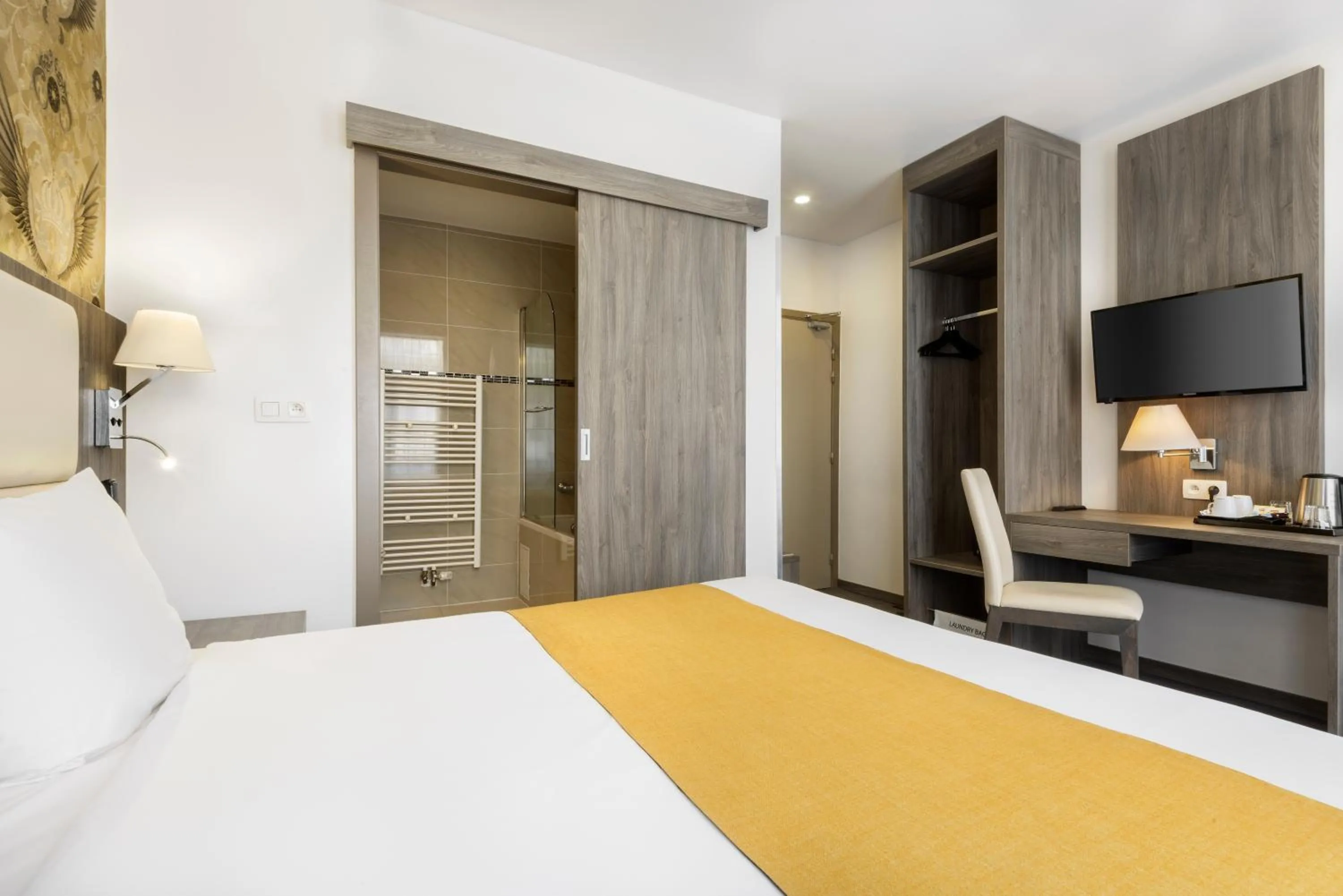 Bedroom, Bed in Dansaert Hotel