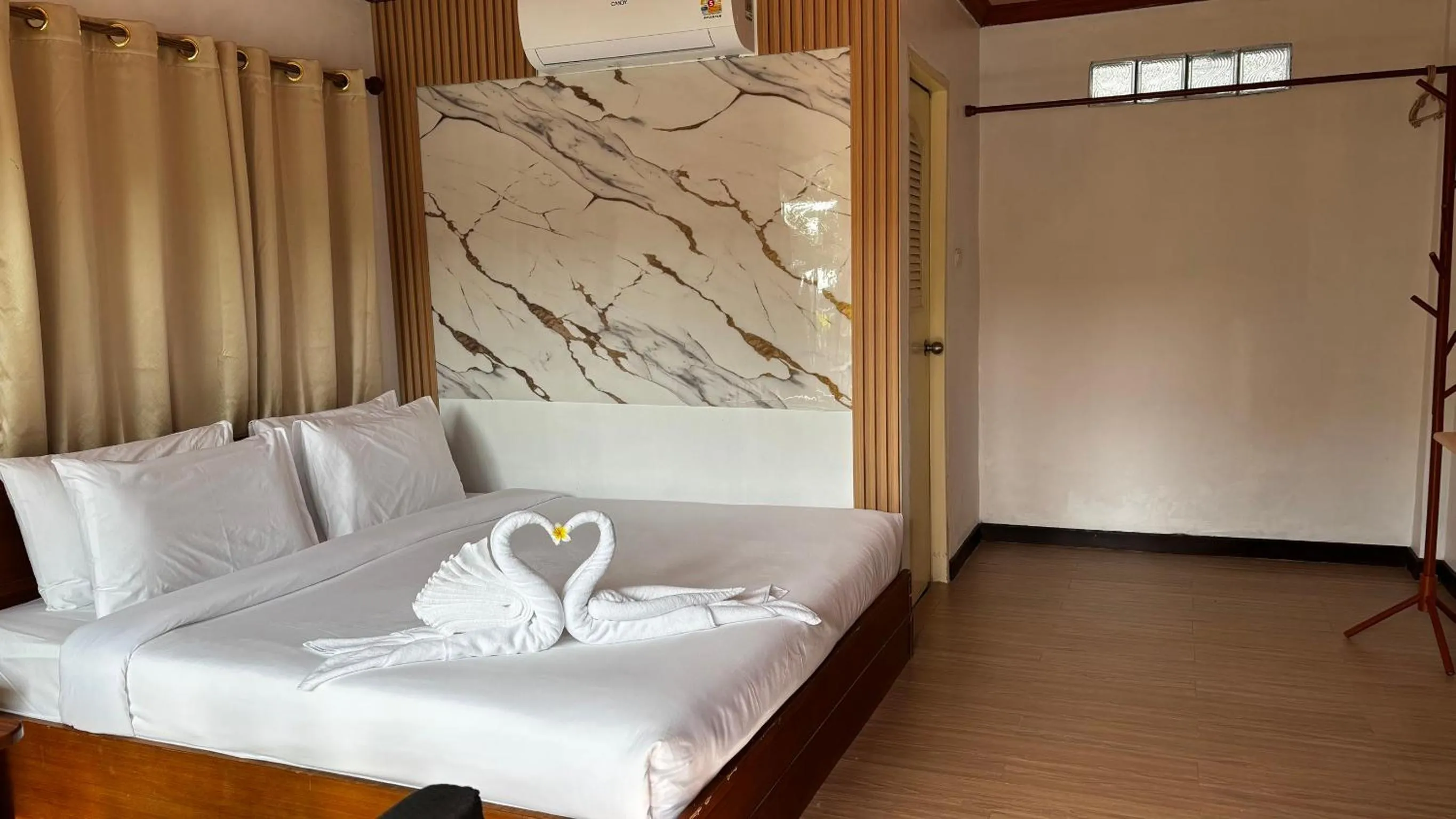 Bedroom, Bed in Friendly Resort