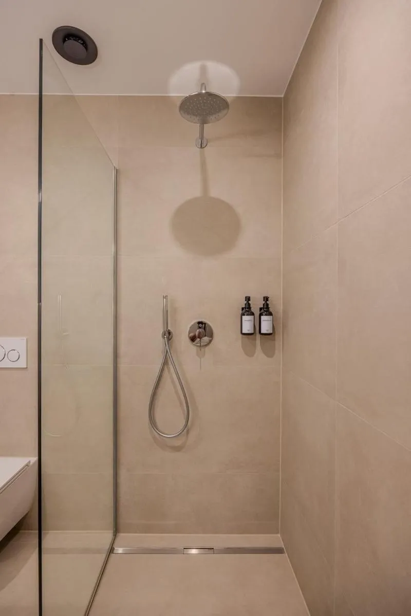 Shower in East Five Hotel Frankfurt Offenbach