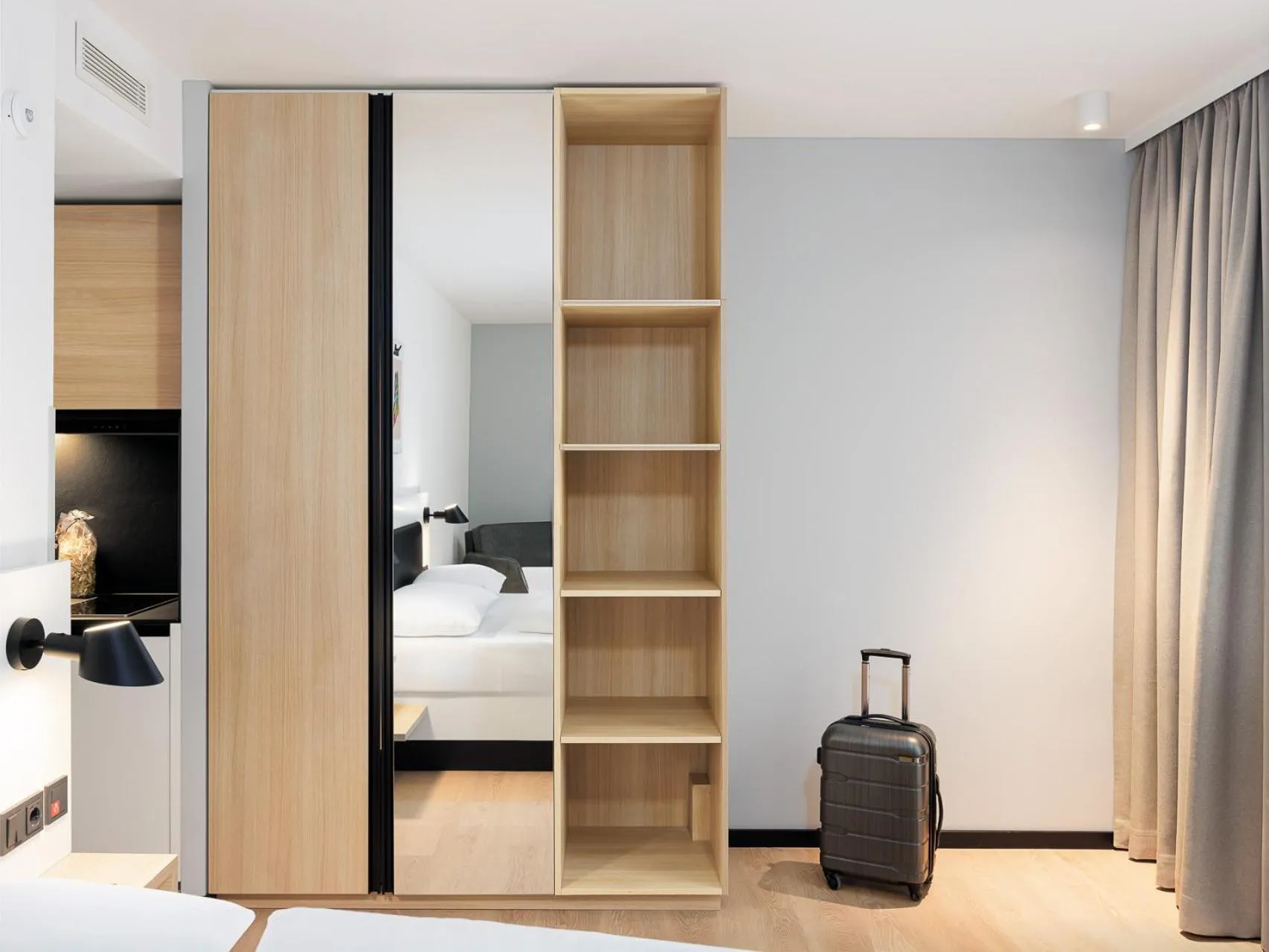 Photo of the whole room, Bed in smartments Bielefeld Hauptbahnhof