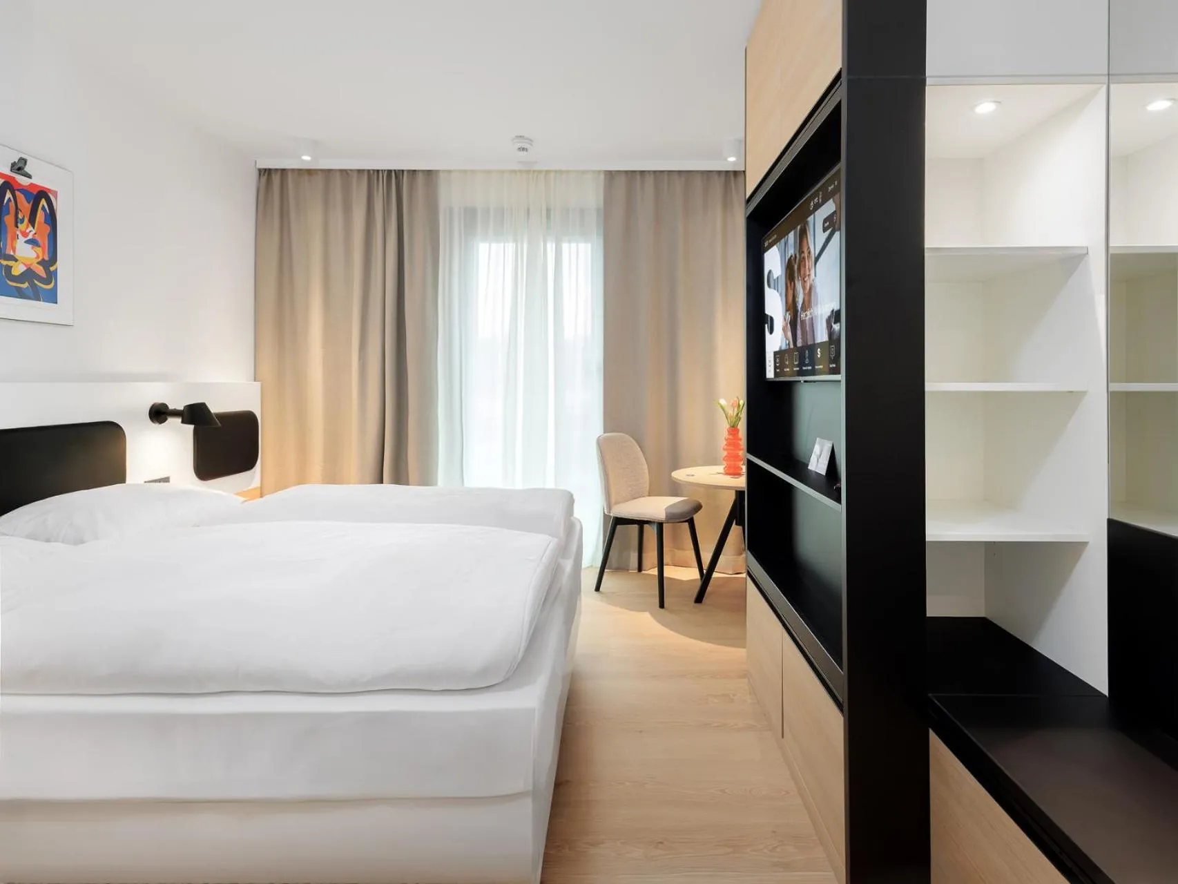 Photo of the whole room, Bed in smartments Bielefeld Hauptbahnhof
