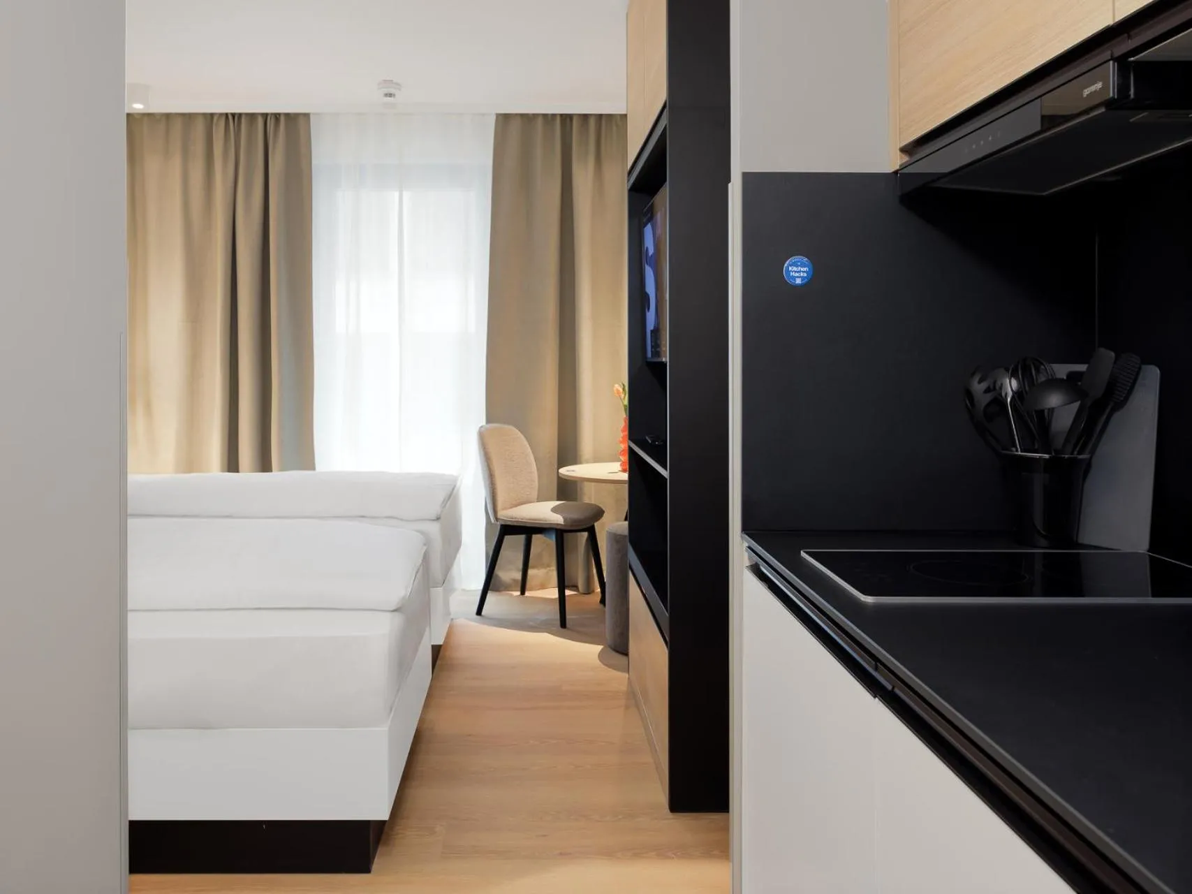 Photo of the whole room in smartments Bielefeld Hauptbahnhof