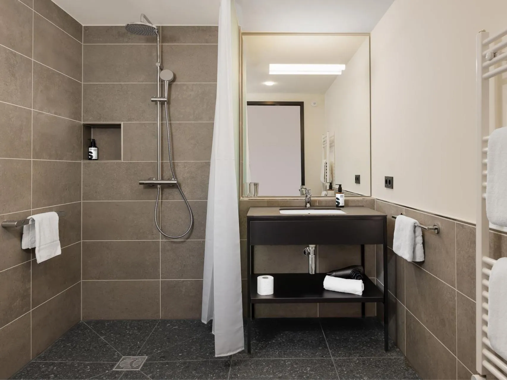 Shower in smartments Bielefeld Hauptbahnhof