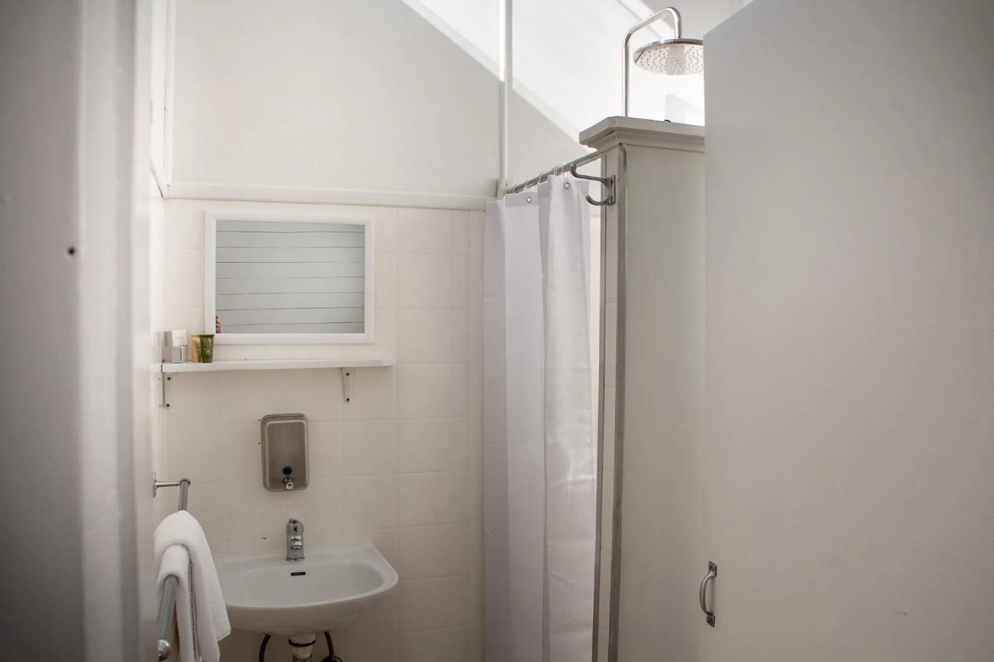 Bathroom in BATHURST GOLDFIELDS MOTEL at 428 CONROD STRAIGHT MOUNT PANORAMA