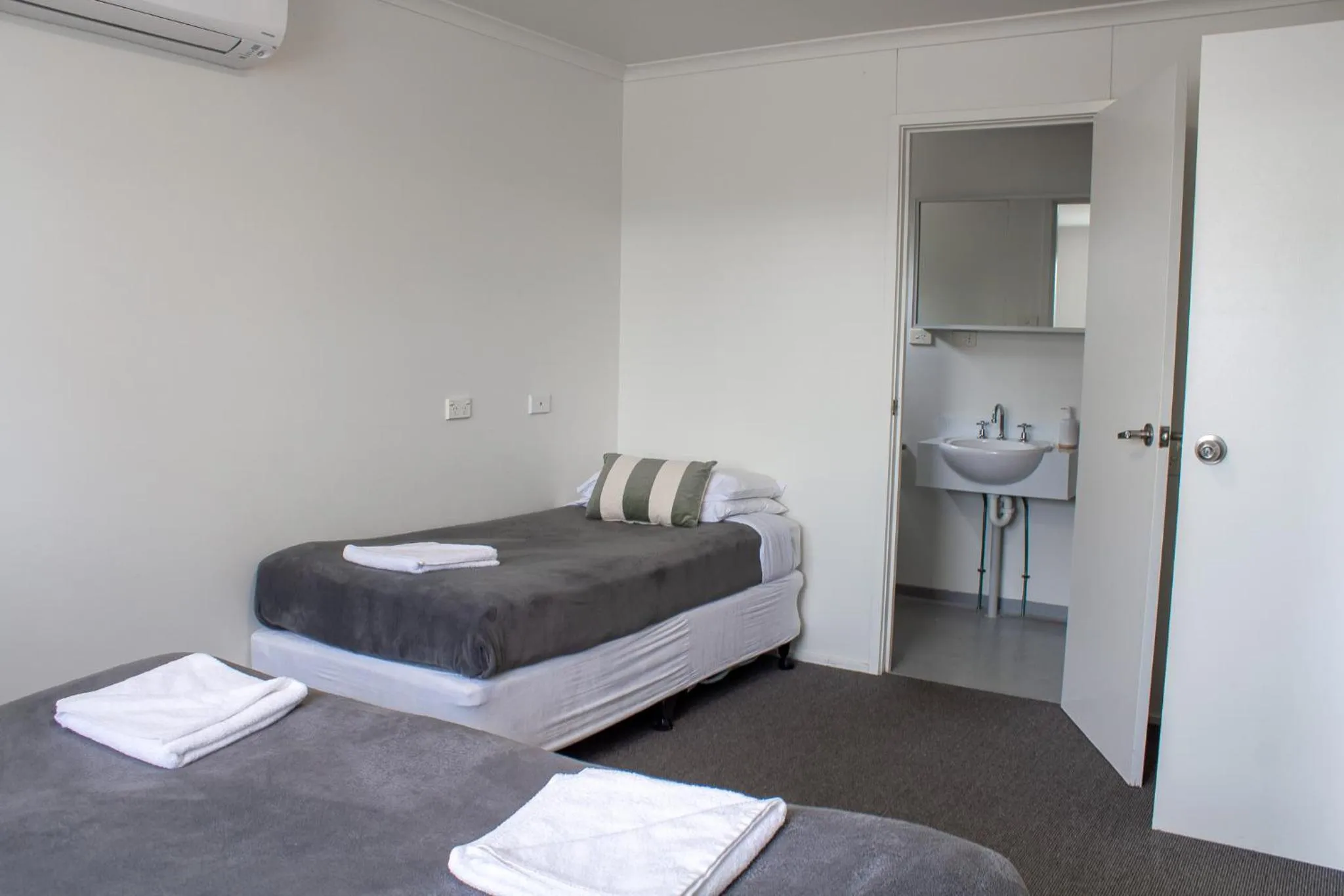 Bed in Bathurst Goldfields Resort - Conrod Straight, Mount Panorama