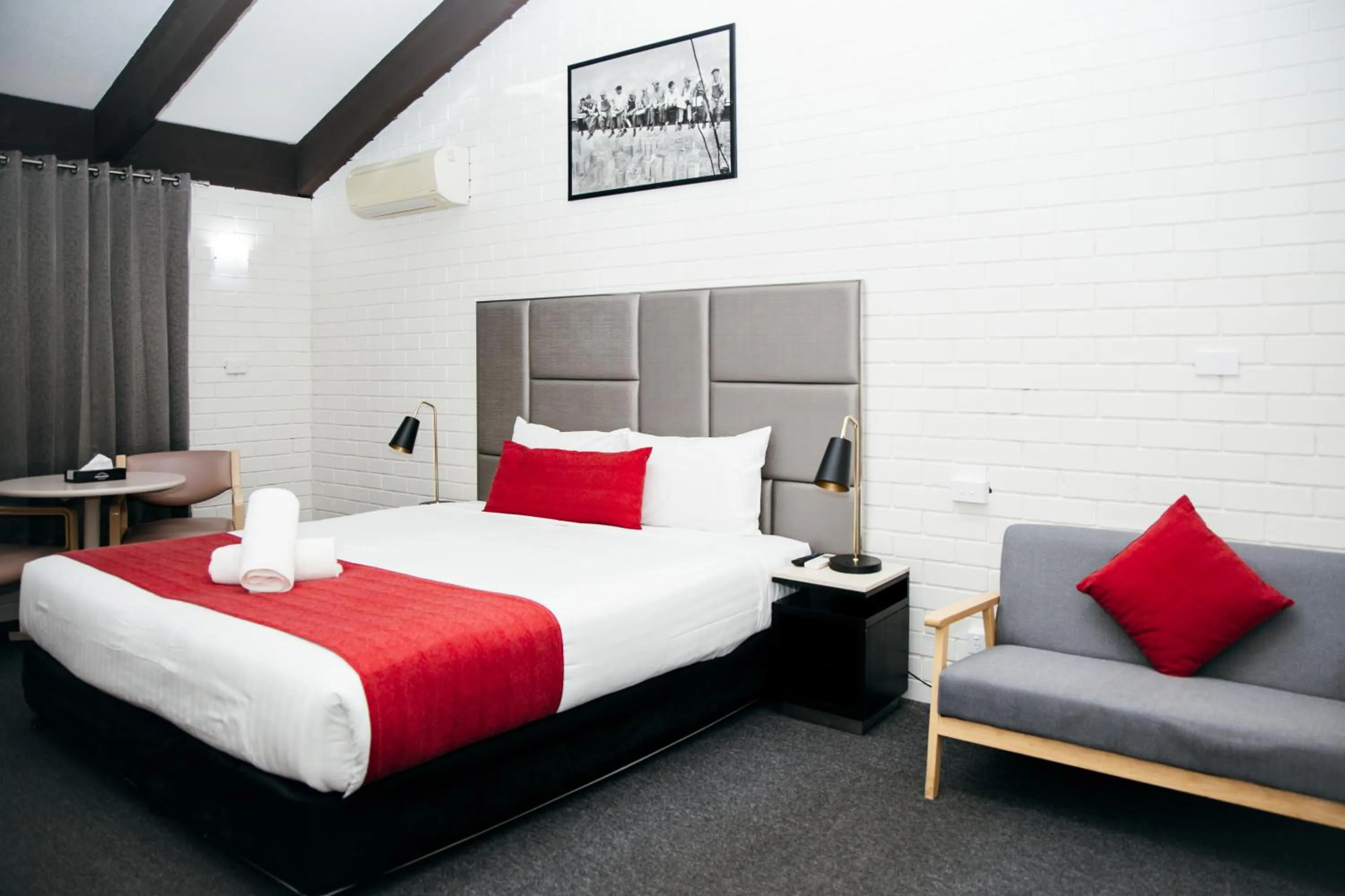 Bed in All Travellers Motor Inn