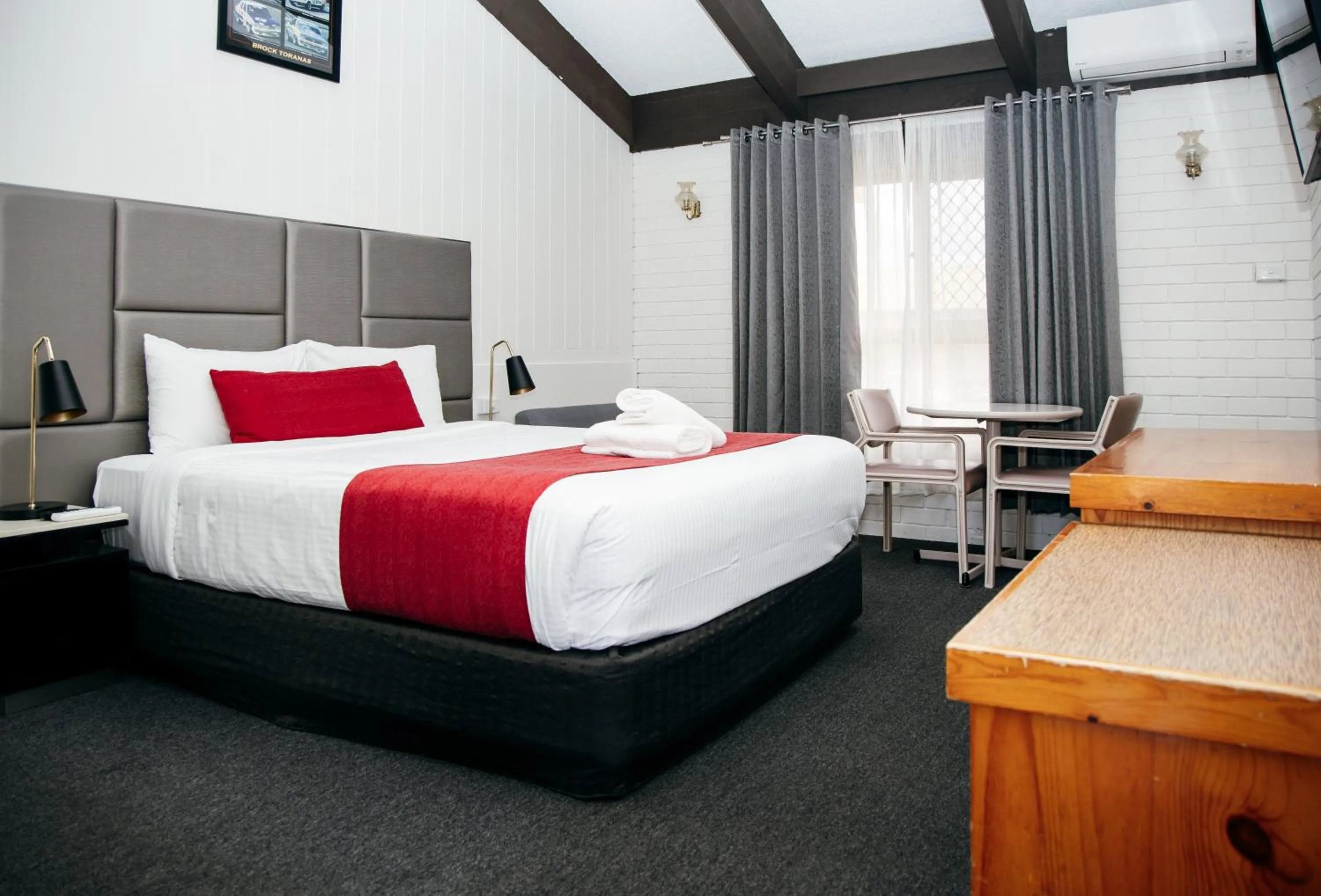 Bed in All Travellers Motor Inn