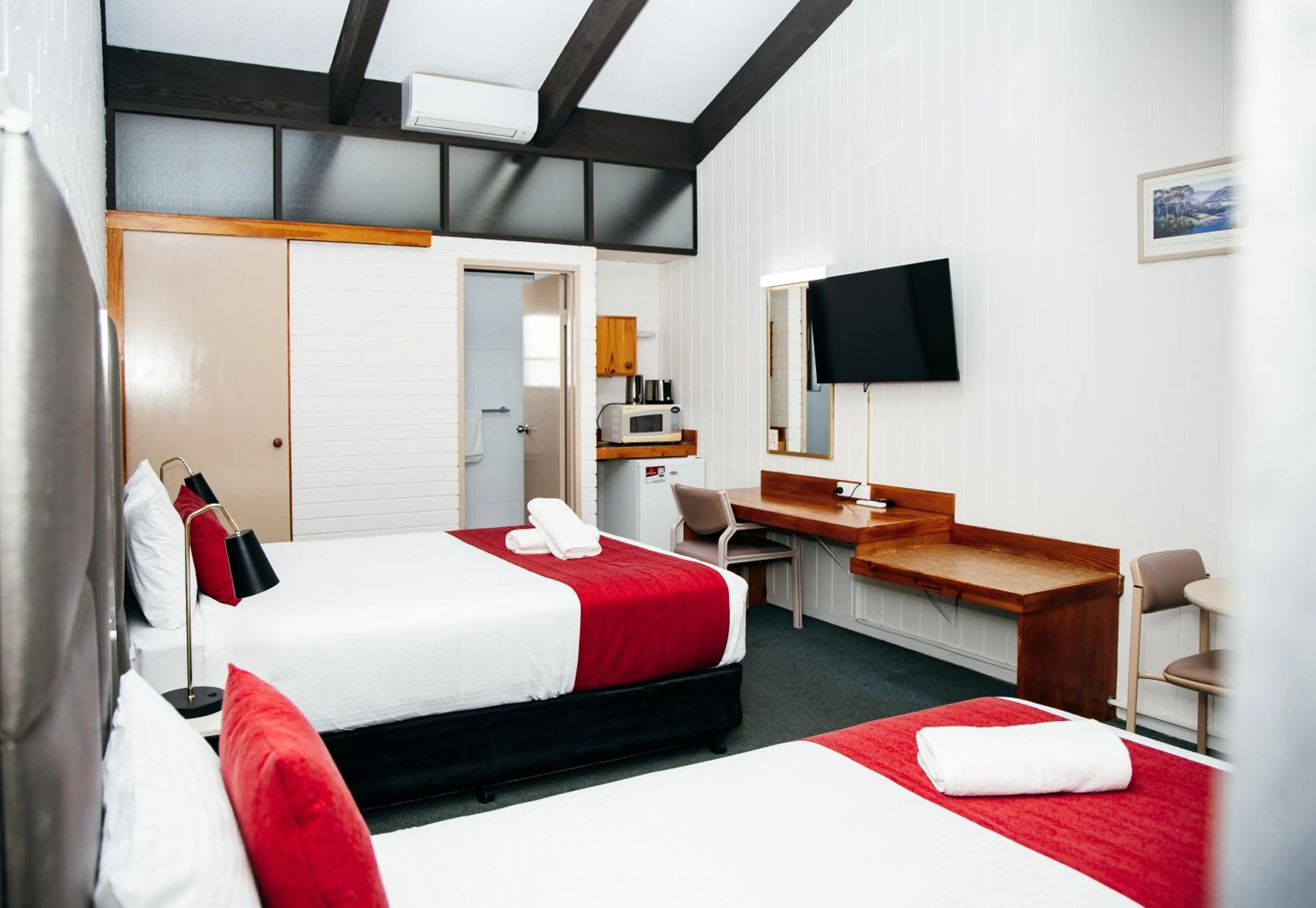 Bed in All Travellers Motor Inn