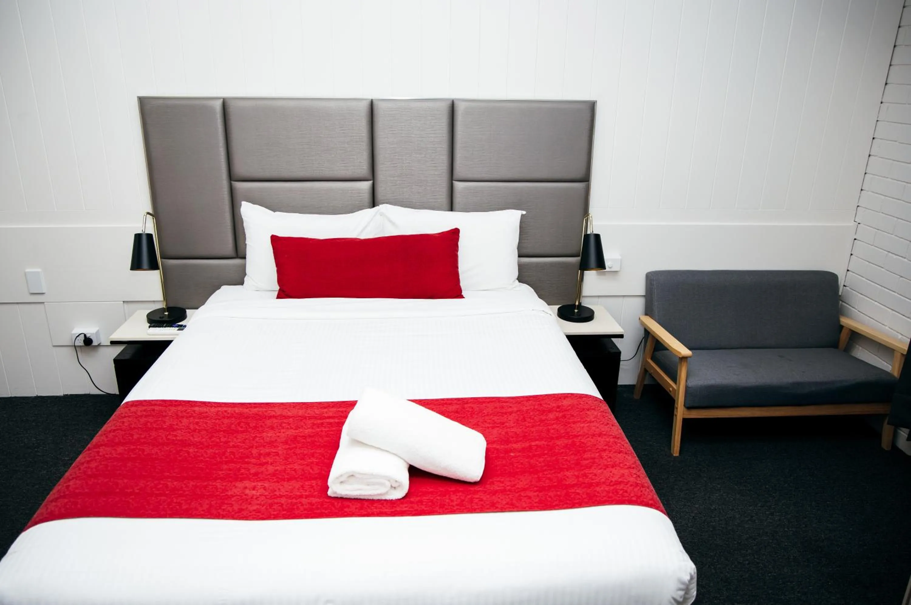 Bed in All Travellers Motor Inn