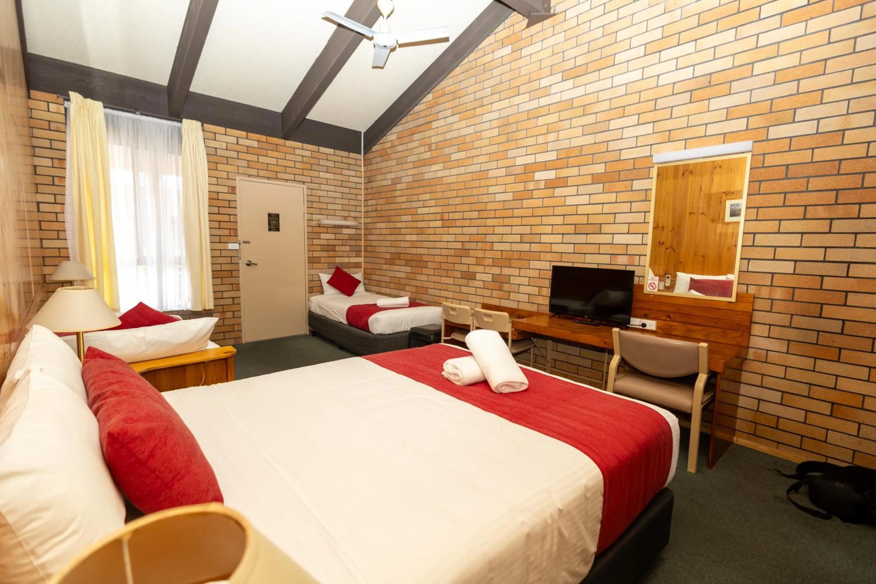 Bed in All Travellers Motor Inn