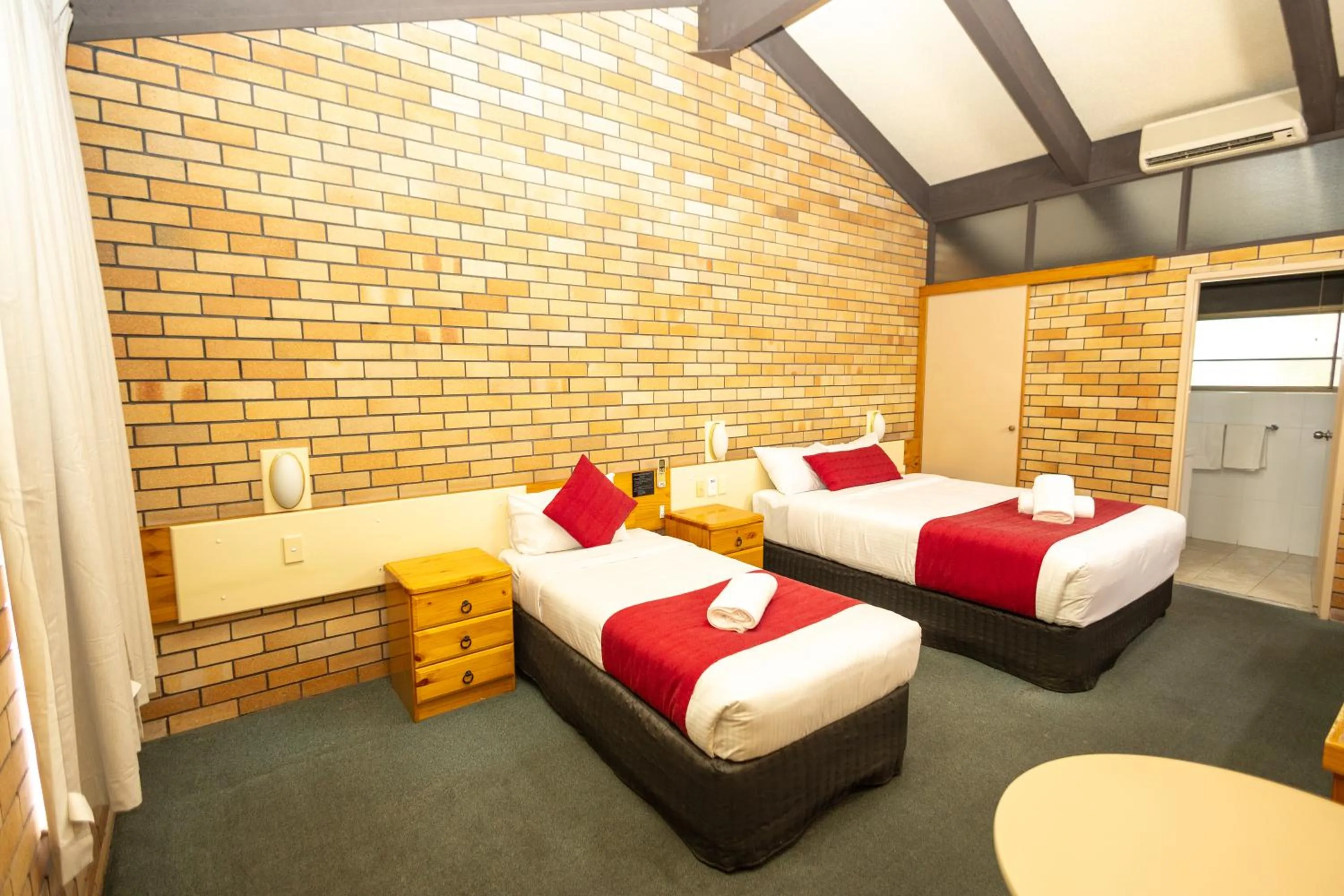 Bed in All Travellers Motor Inn