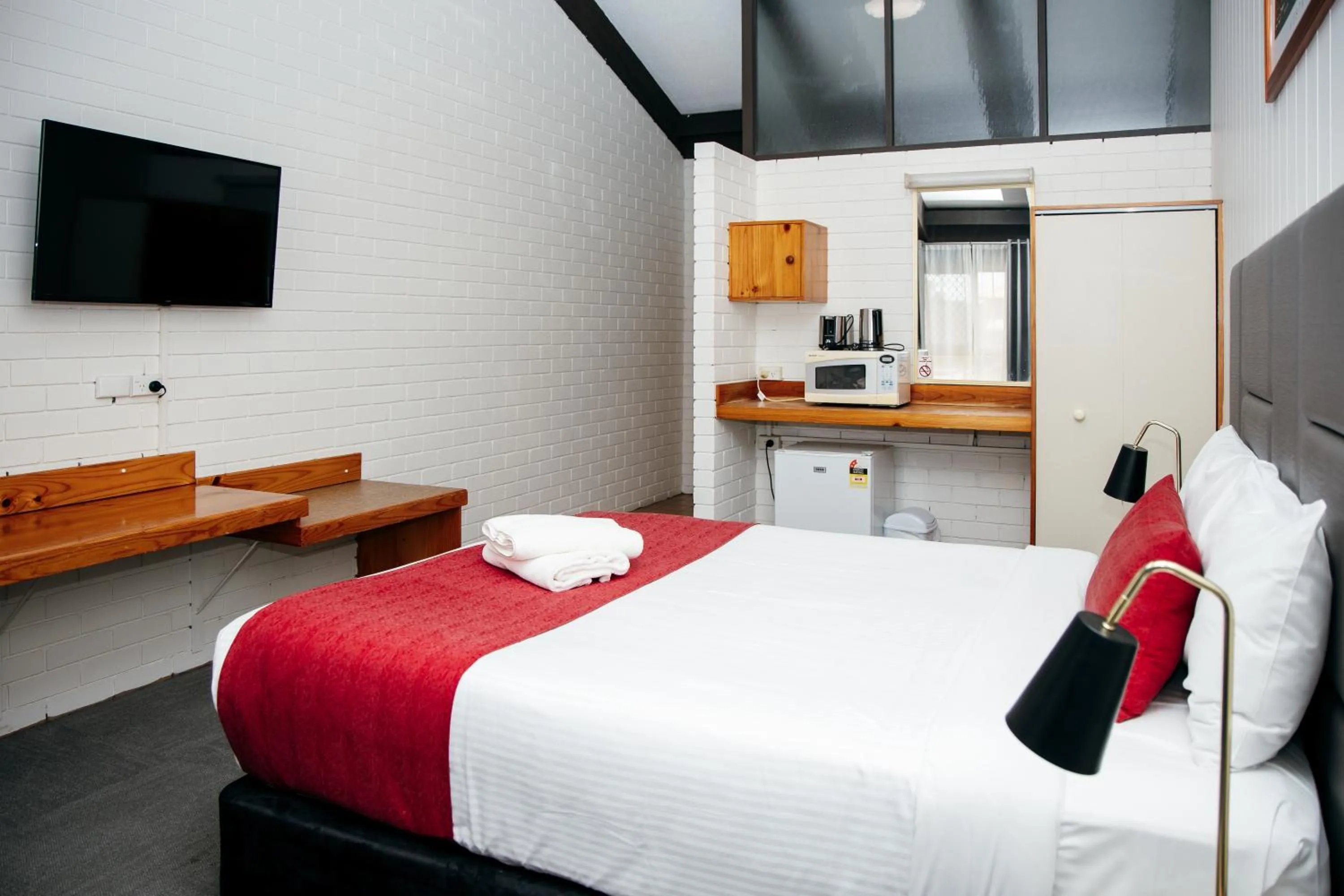 Bed in All Travellers Motor Inn