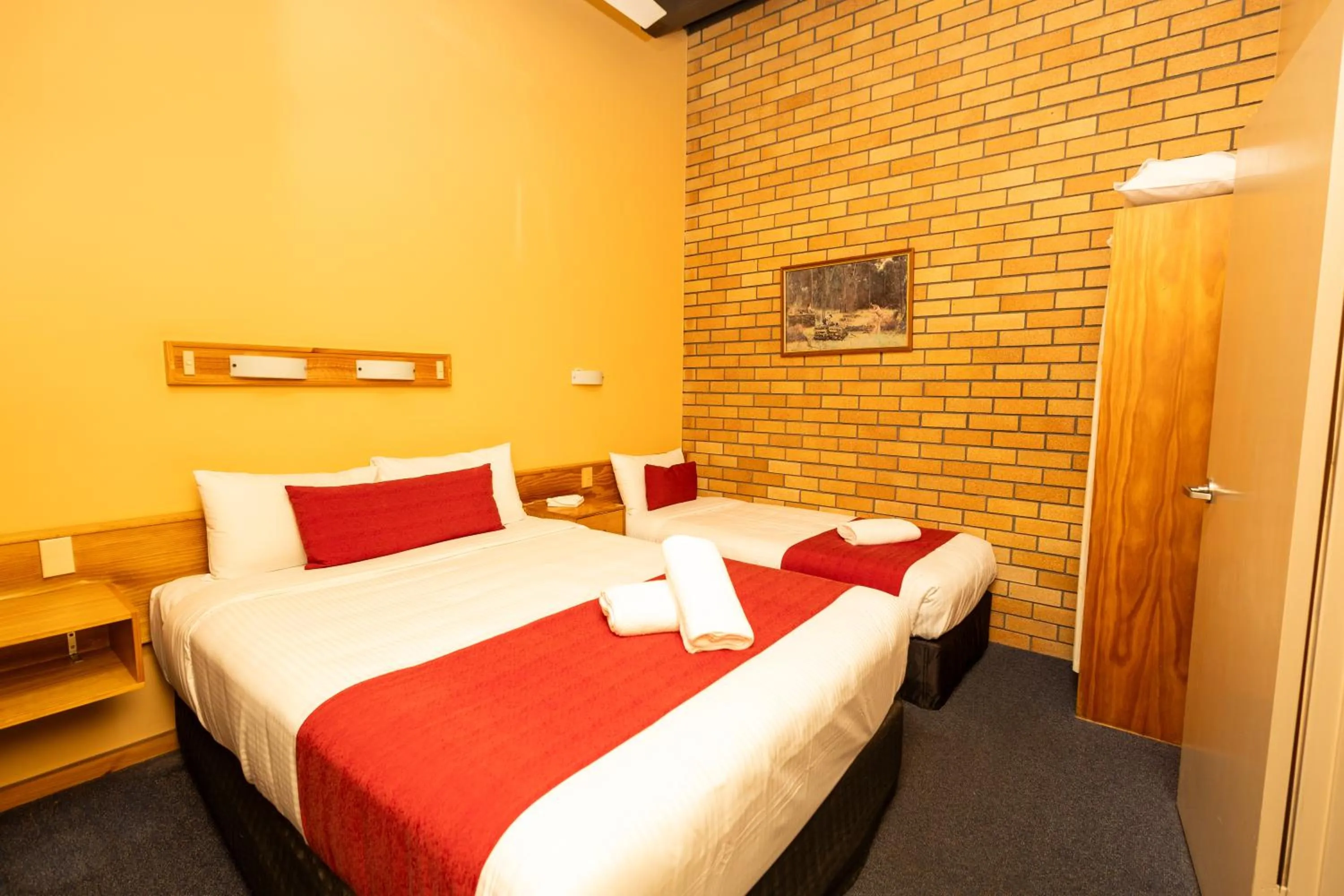 Bed in All Travellers Motor Inn