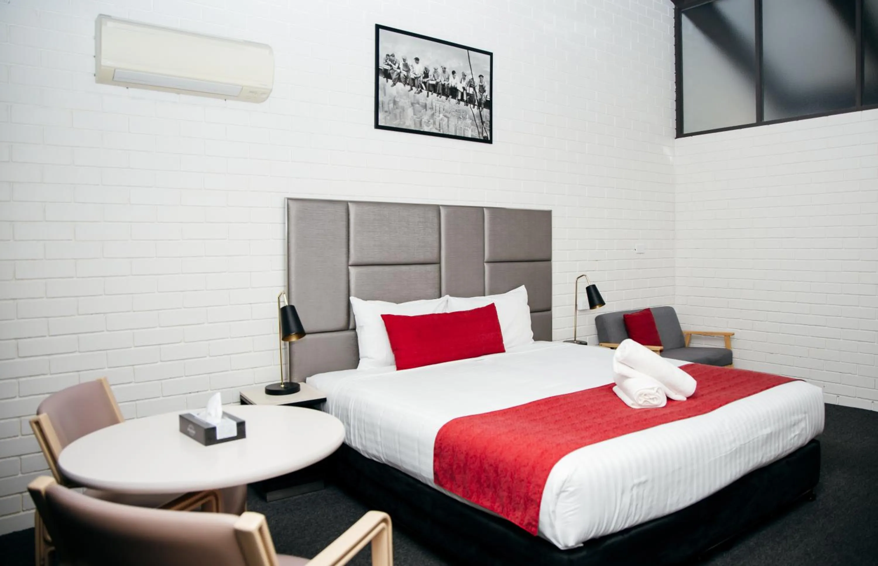 Bed in All Travellers Motor Inn