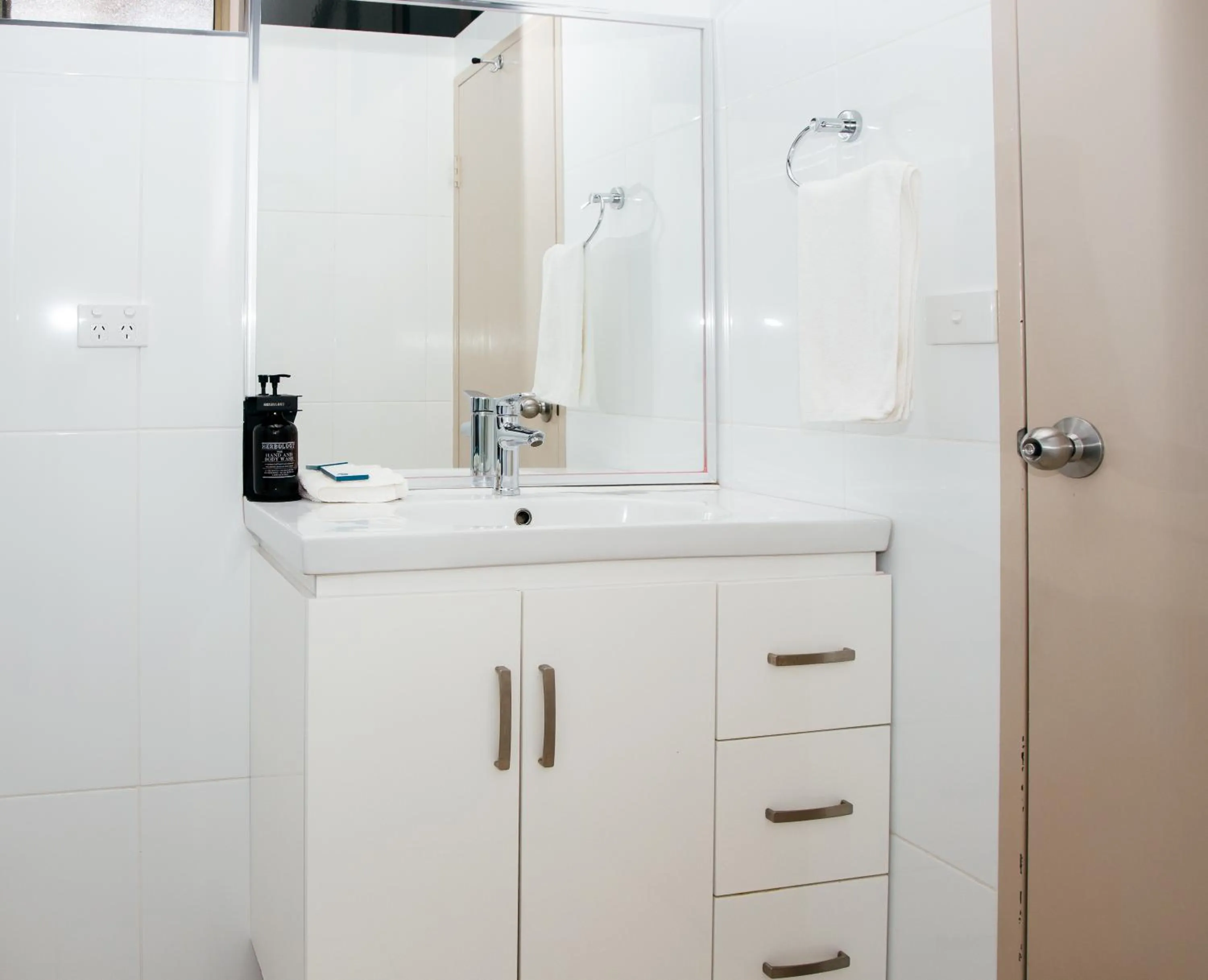 Shower in All Travellers Motor Inn