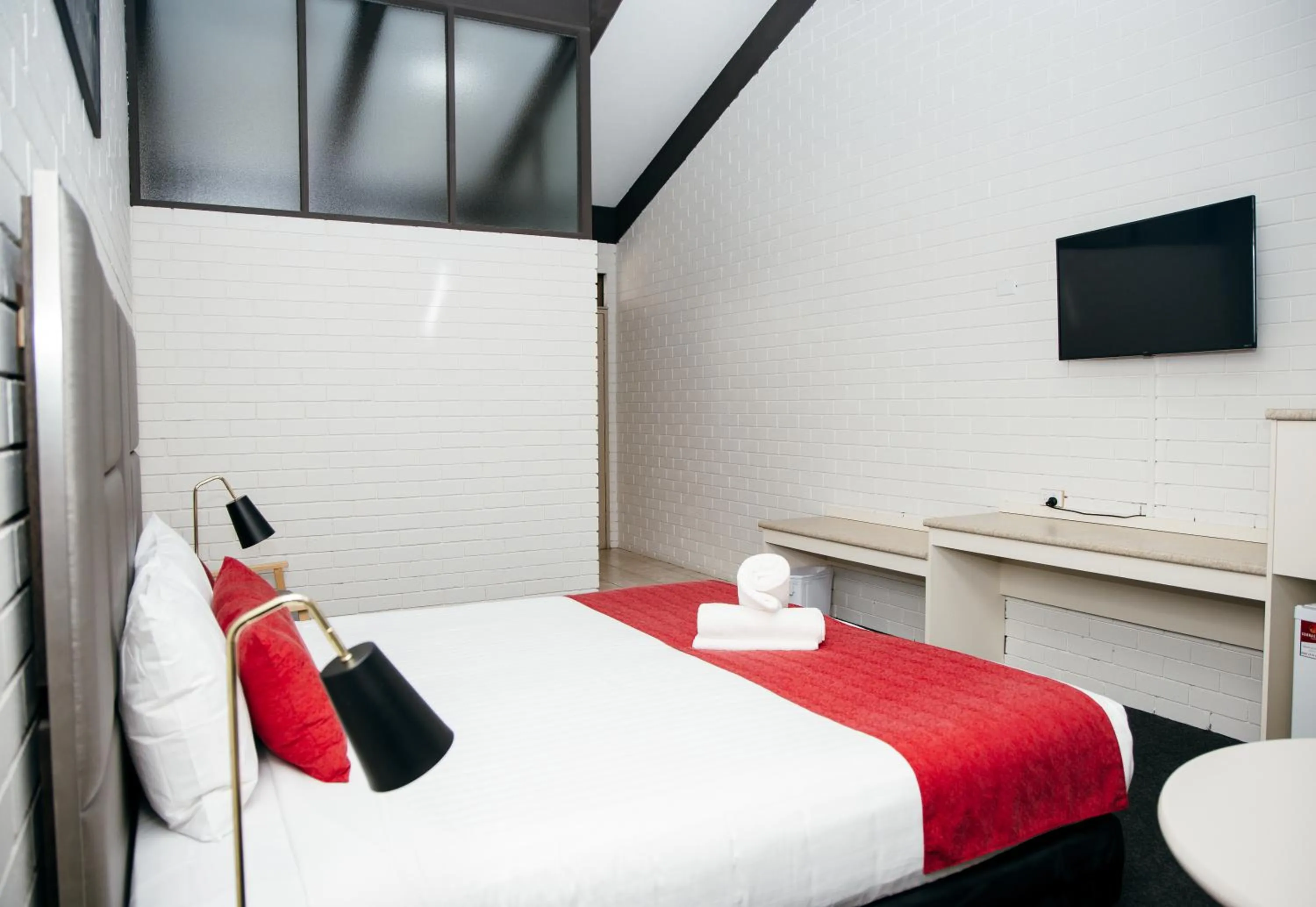 Bed in All Travellers Motor Inn