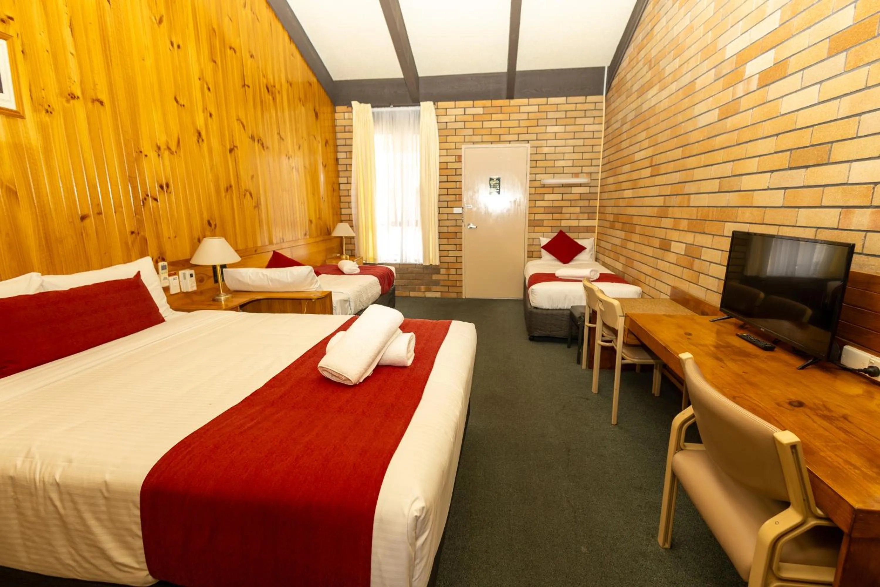 Bed in All Travellers Motor Inn