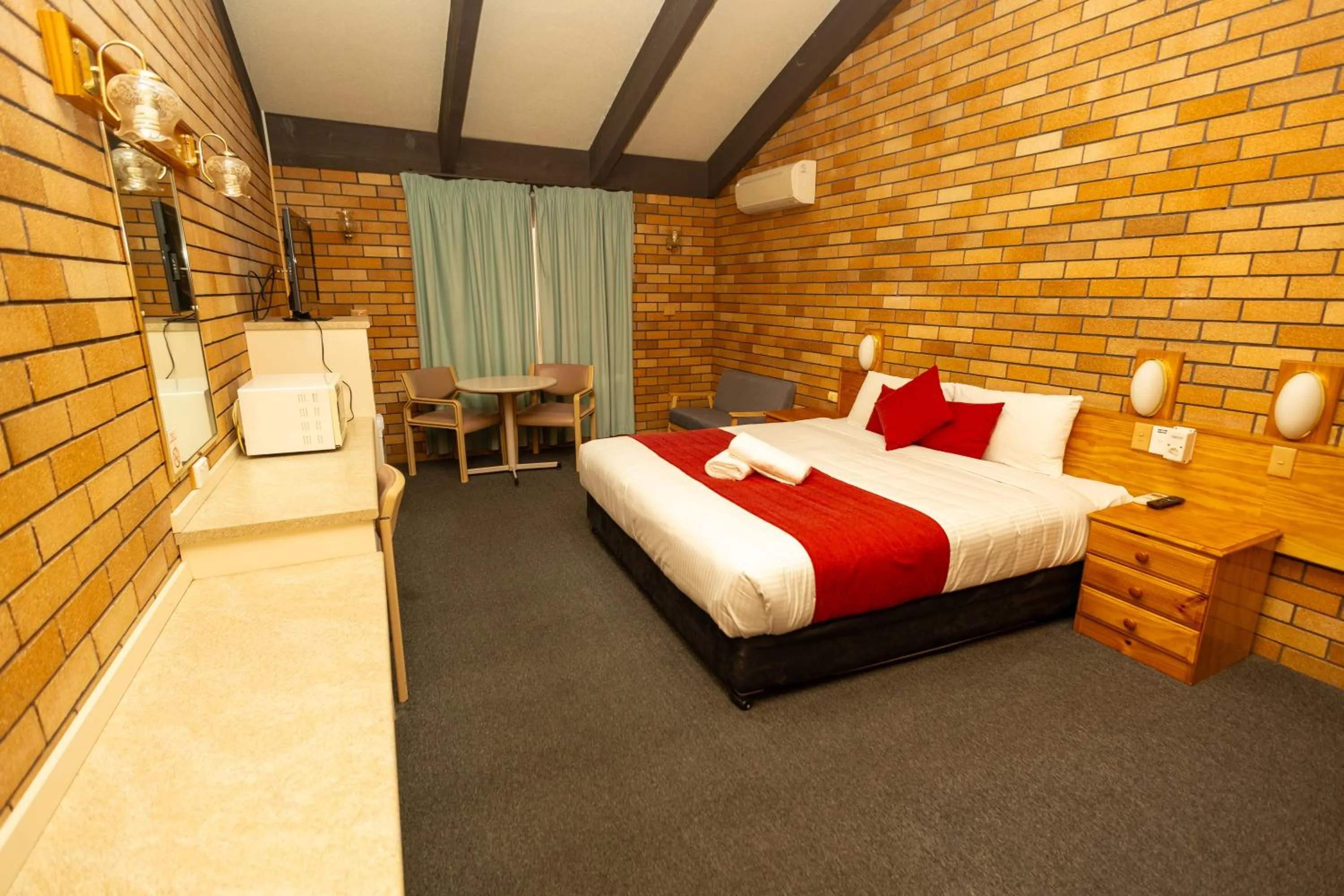 Bed in All Travellers Motor Inn