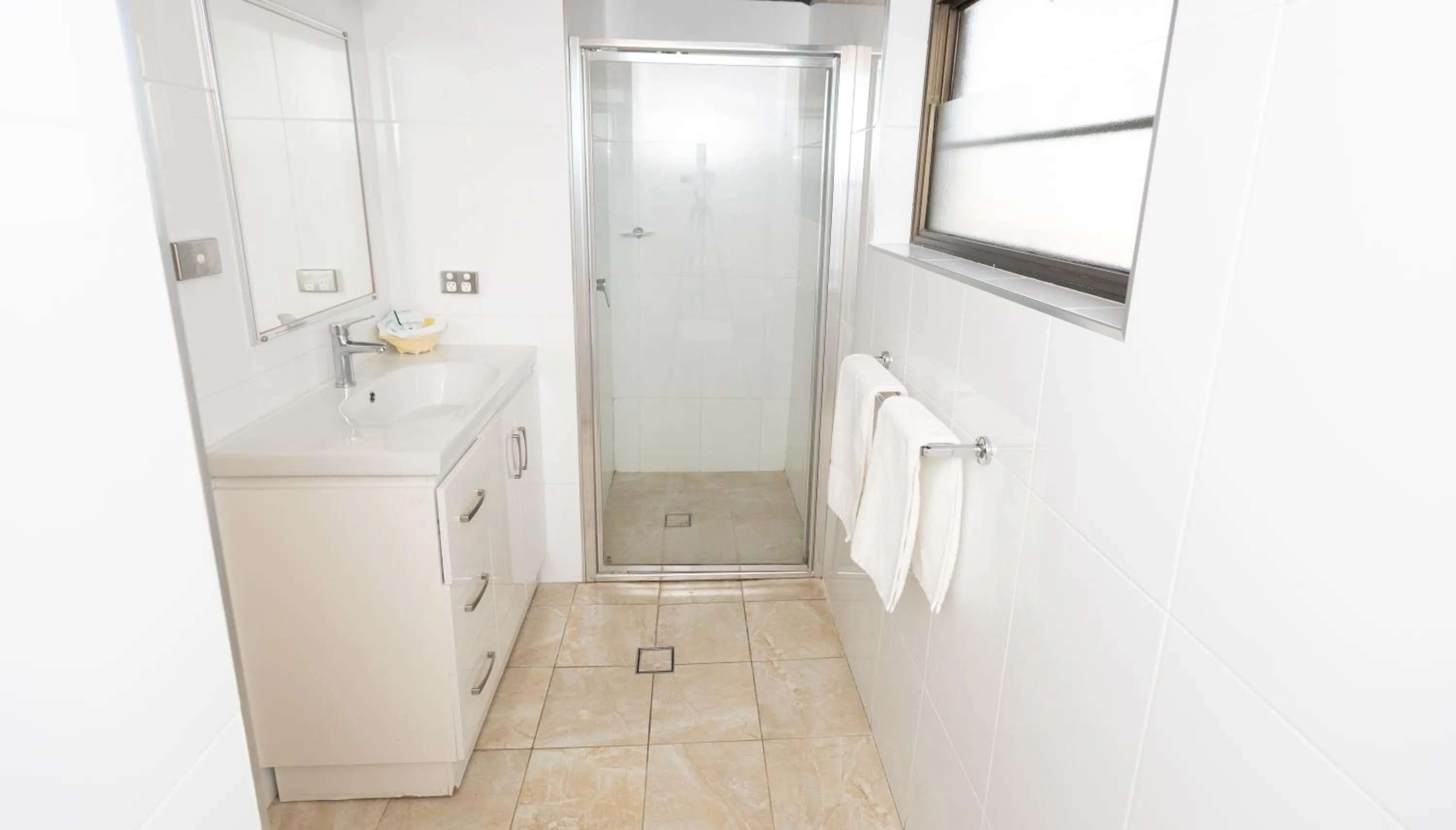 Bathroom in All Travellers Motor Inn