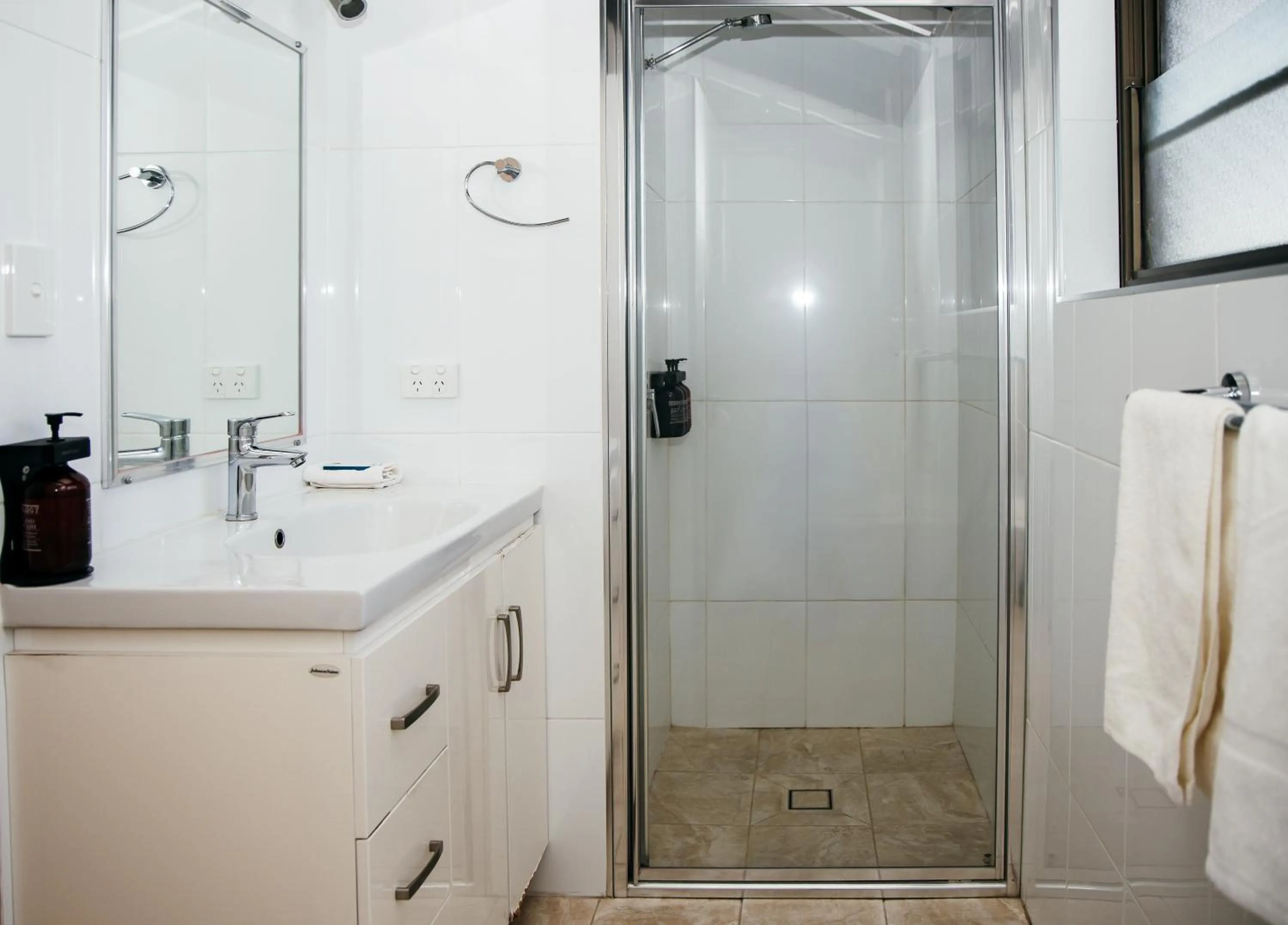 Shower in All Travellers Motor Inn