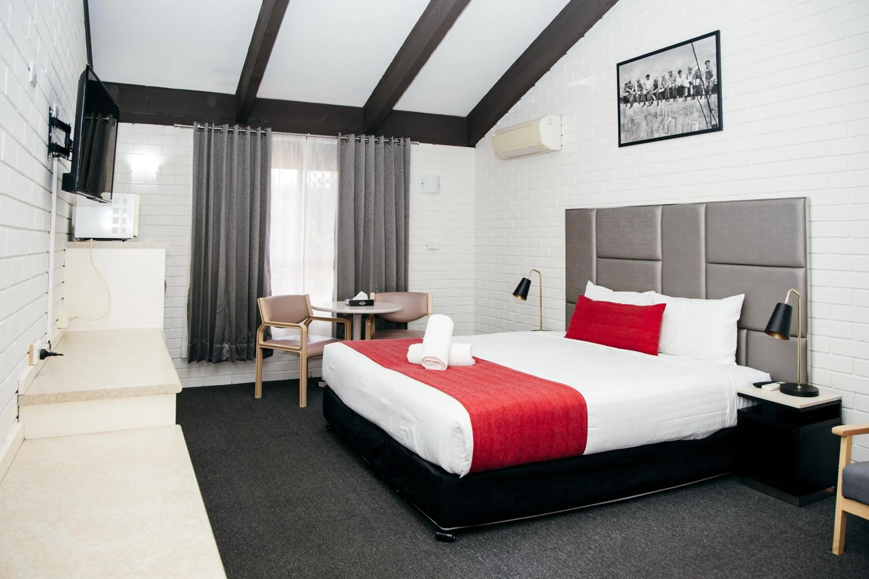 Bed in All Travellers Motor Inn