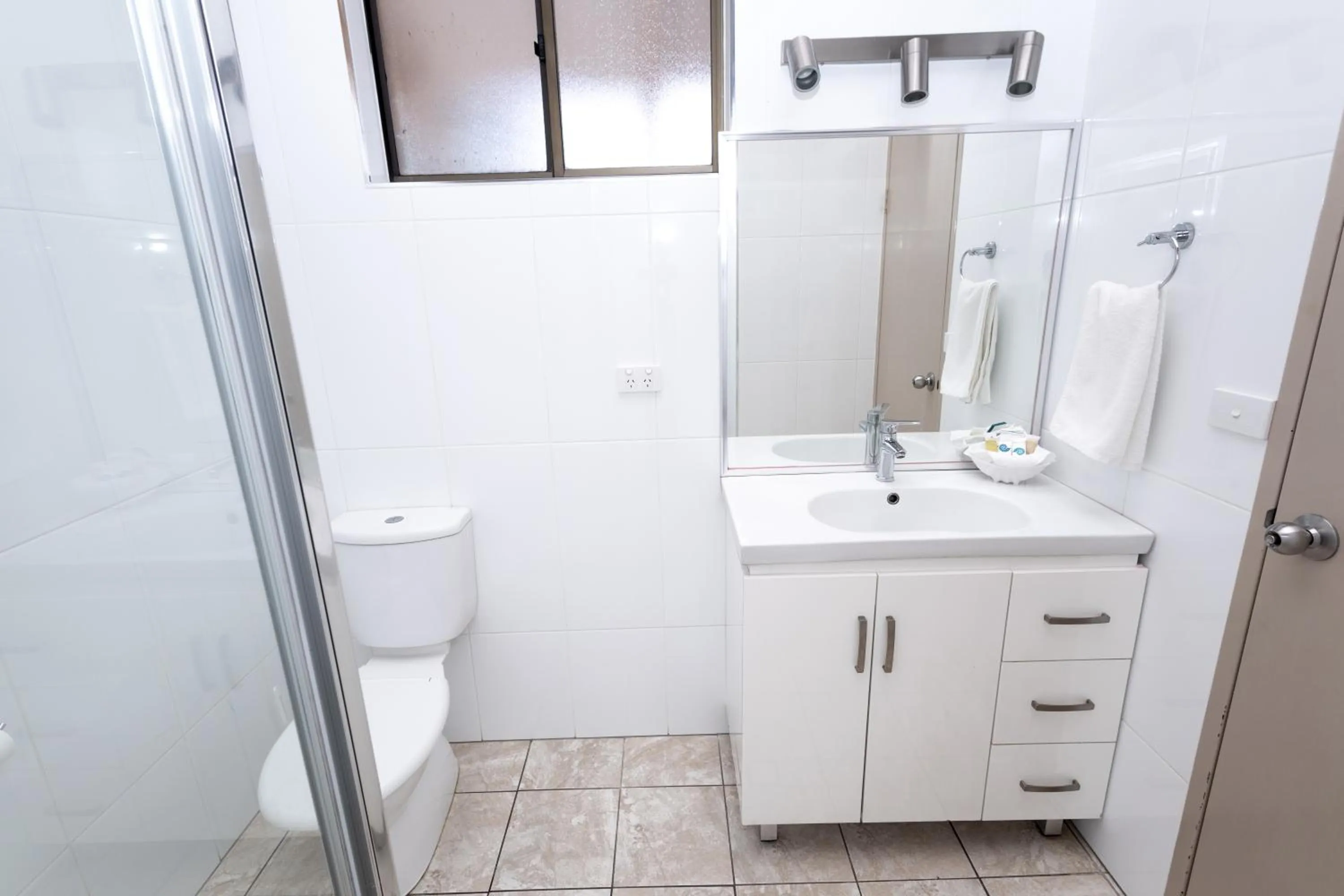 Toilet in All Travellers Motor Inn