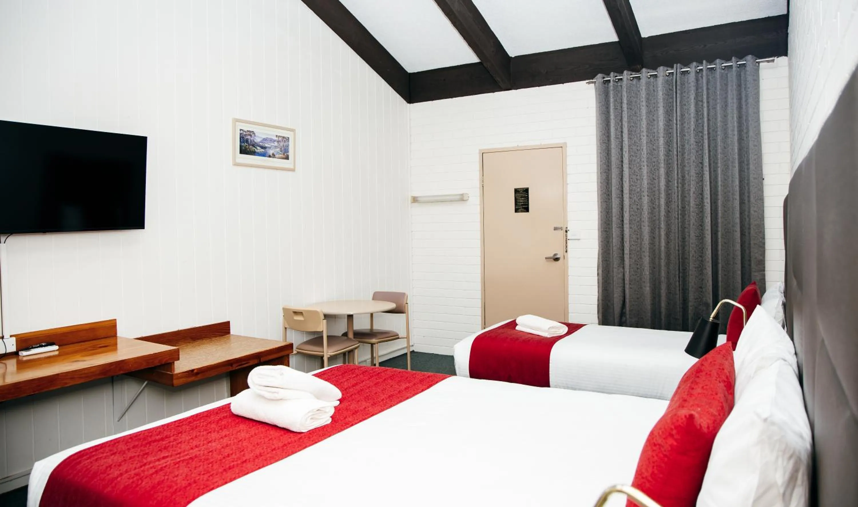 Bed in All Travellers Motor Inn