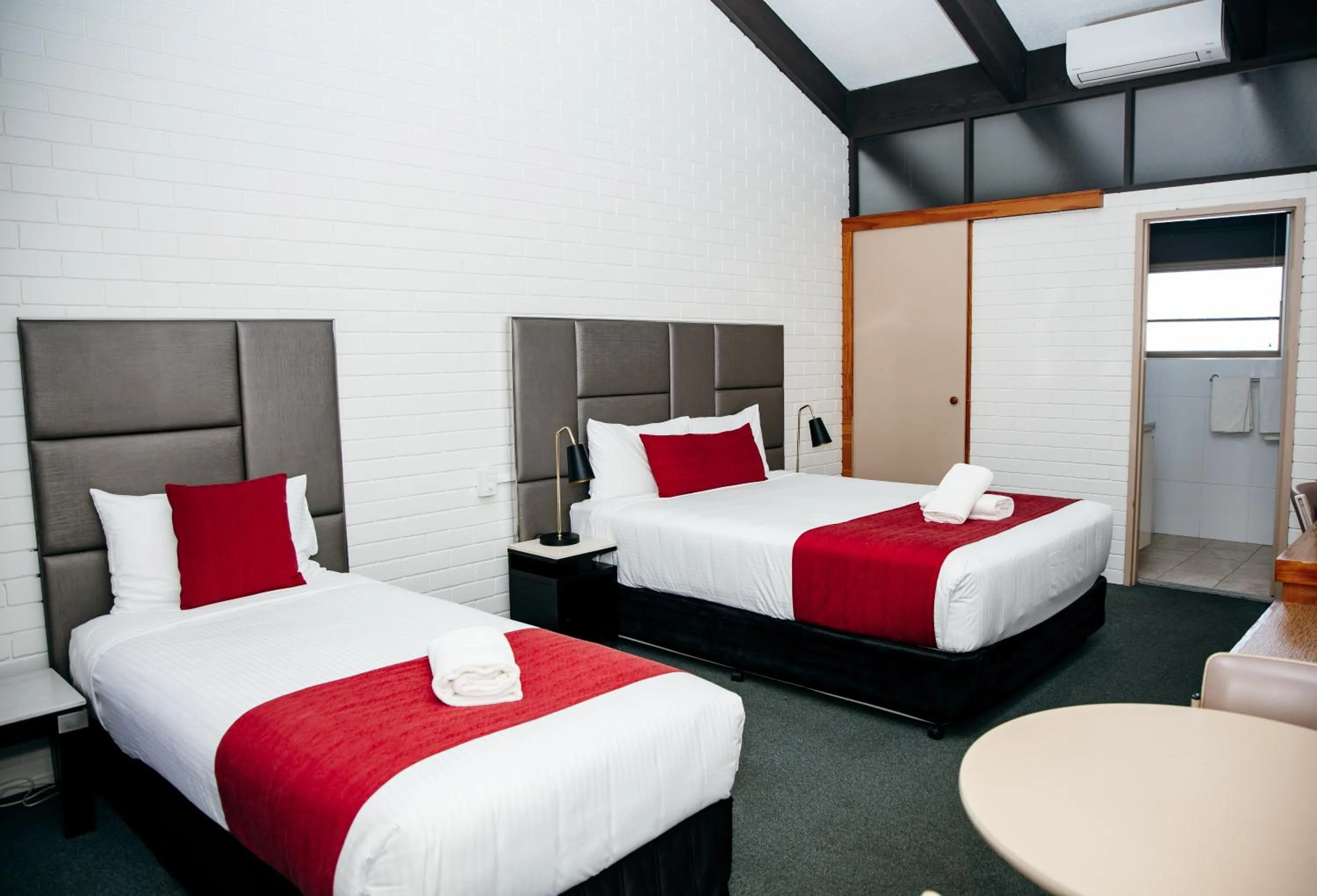 Bed in All Travellers Motor Inn