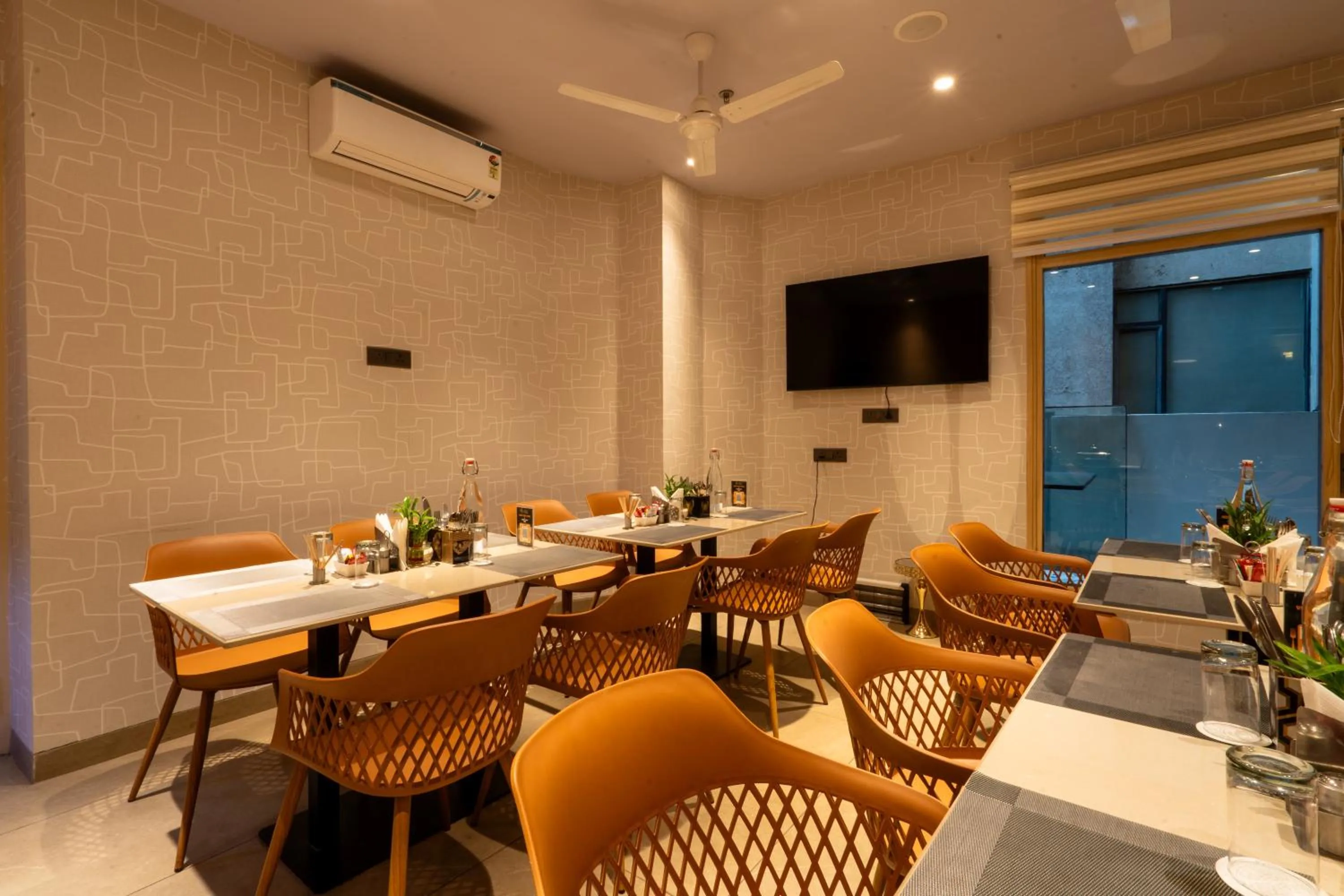 Restaurant/places to eat in Hotel Bluestone Prime Nehru Place by The Cosy hotels