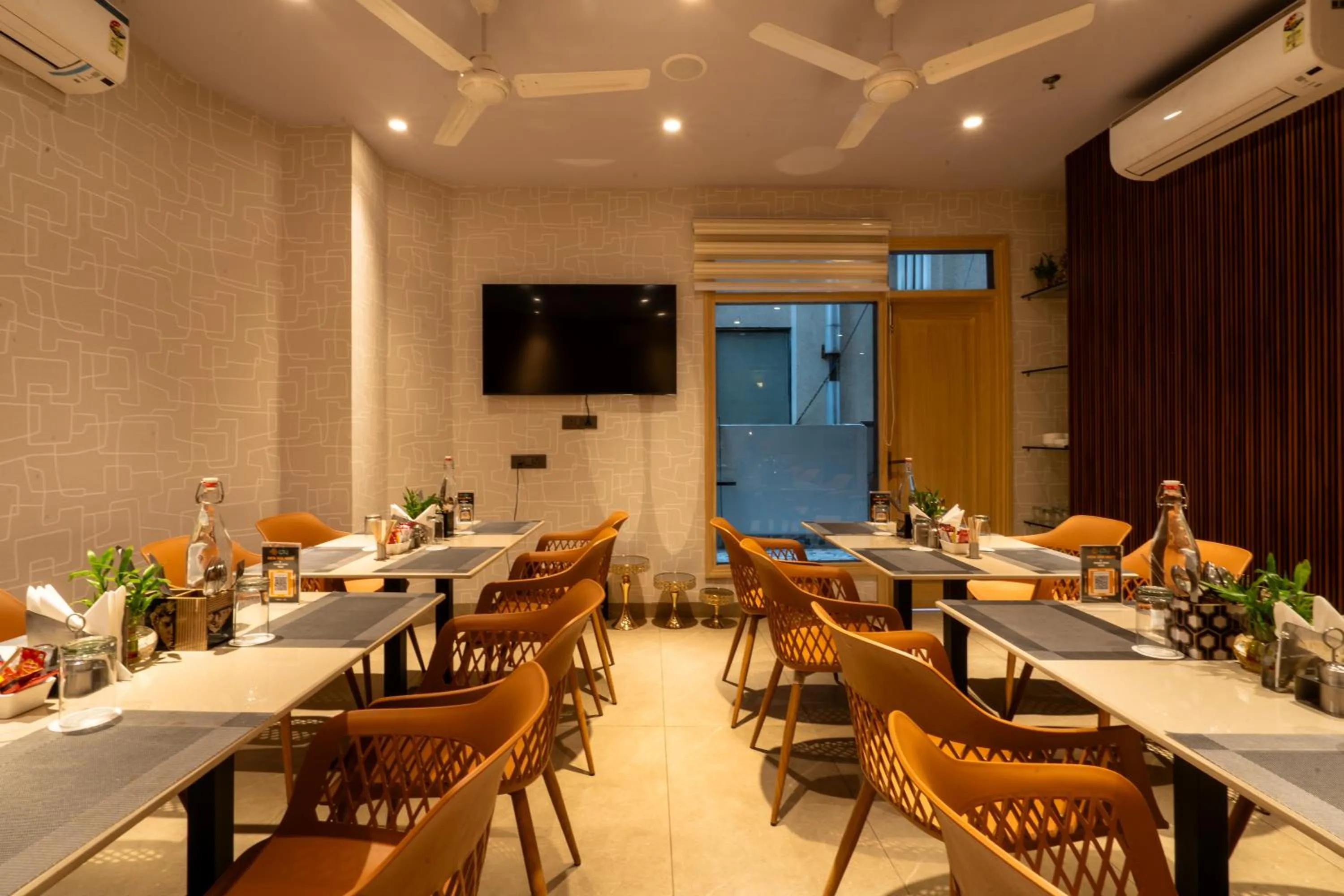 Restaurant/places to eat in Hotel Bluestone Prime Nehru Place by The Cosy hotels