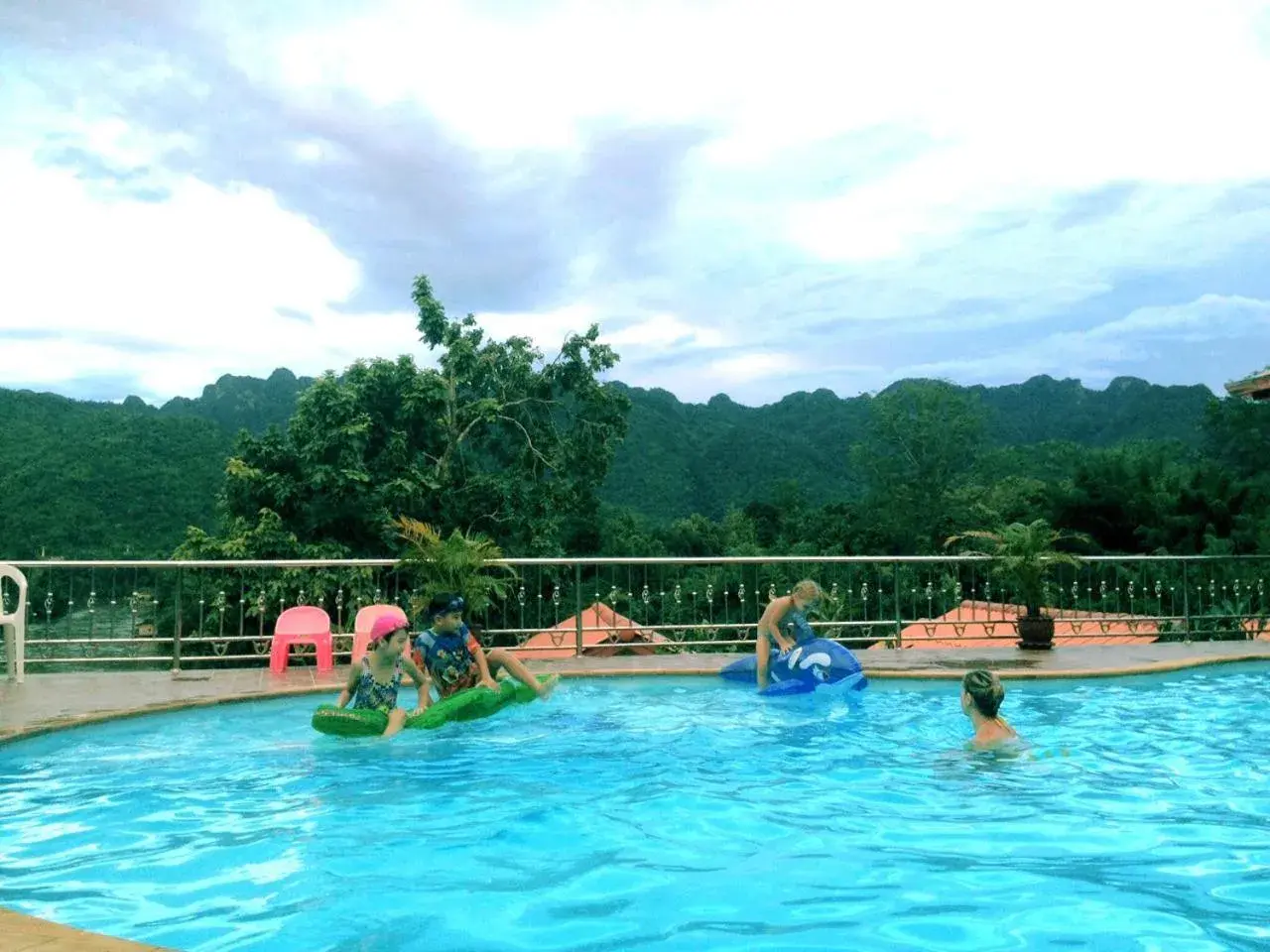 Swimming pool in Star Hill River Kwai Resort Swimming pool in Star Hill River Kwai Resort
