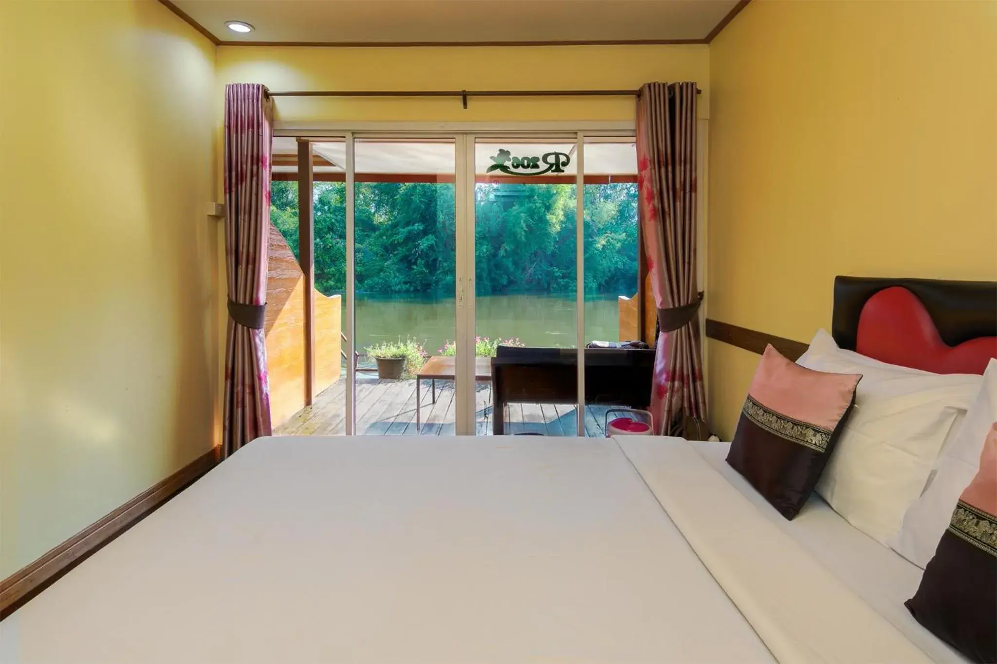 Bed in Star Hill River Kwai Resort Bed in Star Hill River Kwai Resort