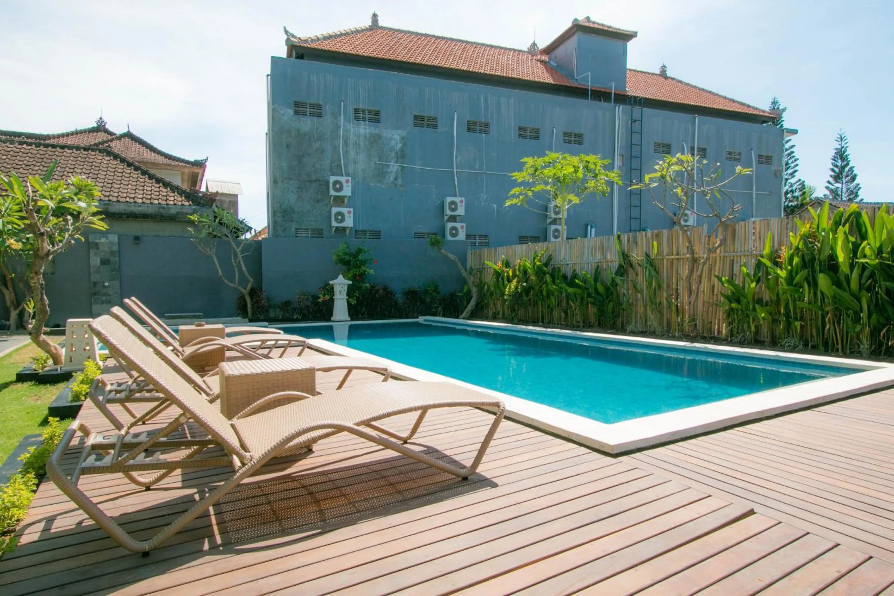 Swimming pool in Srikandi Inn