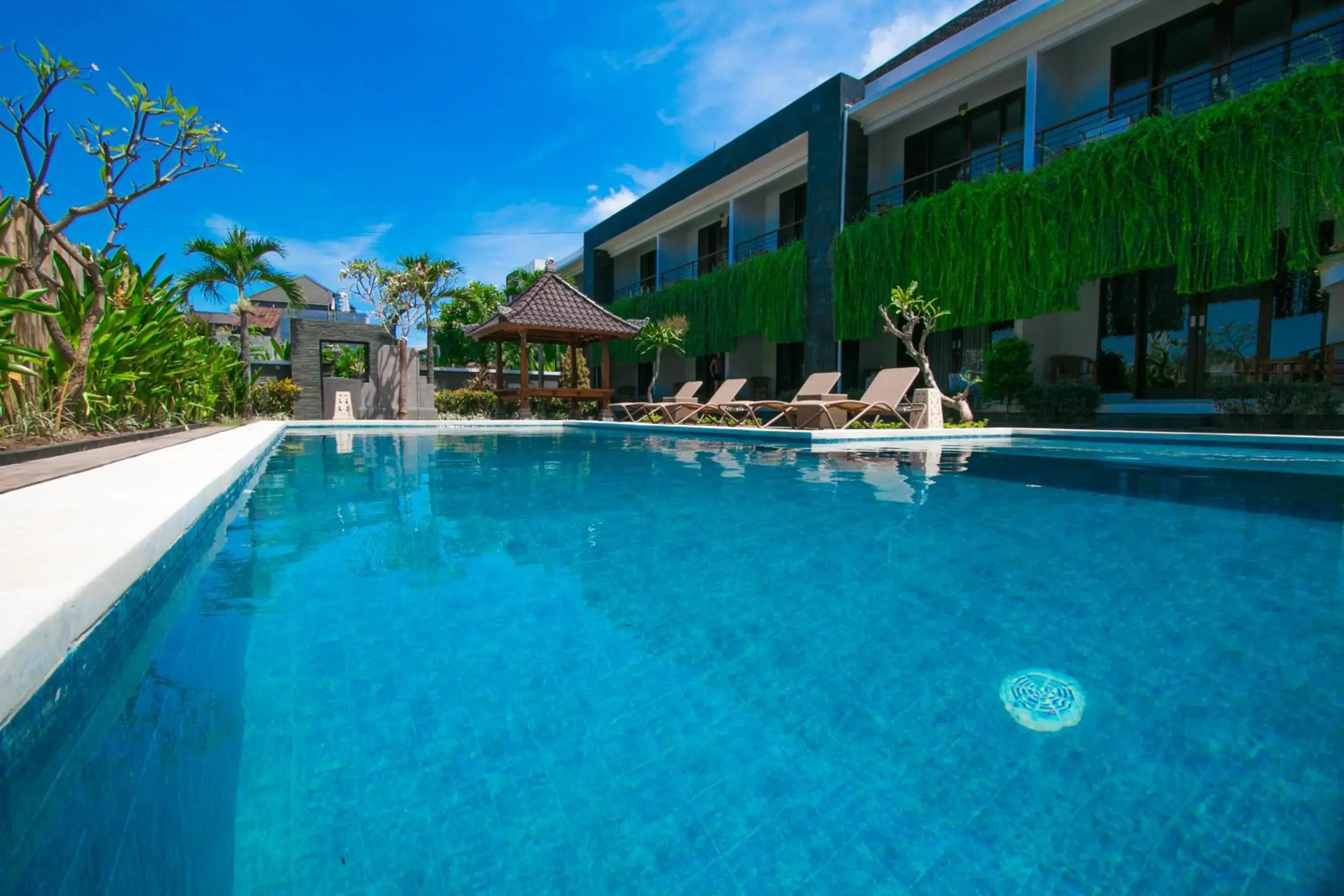 Swimming pool in Srikandi Inn Swimming pool in Srikandi Inn