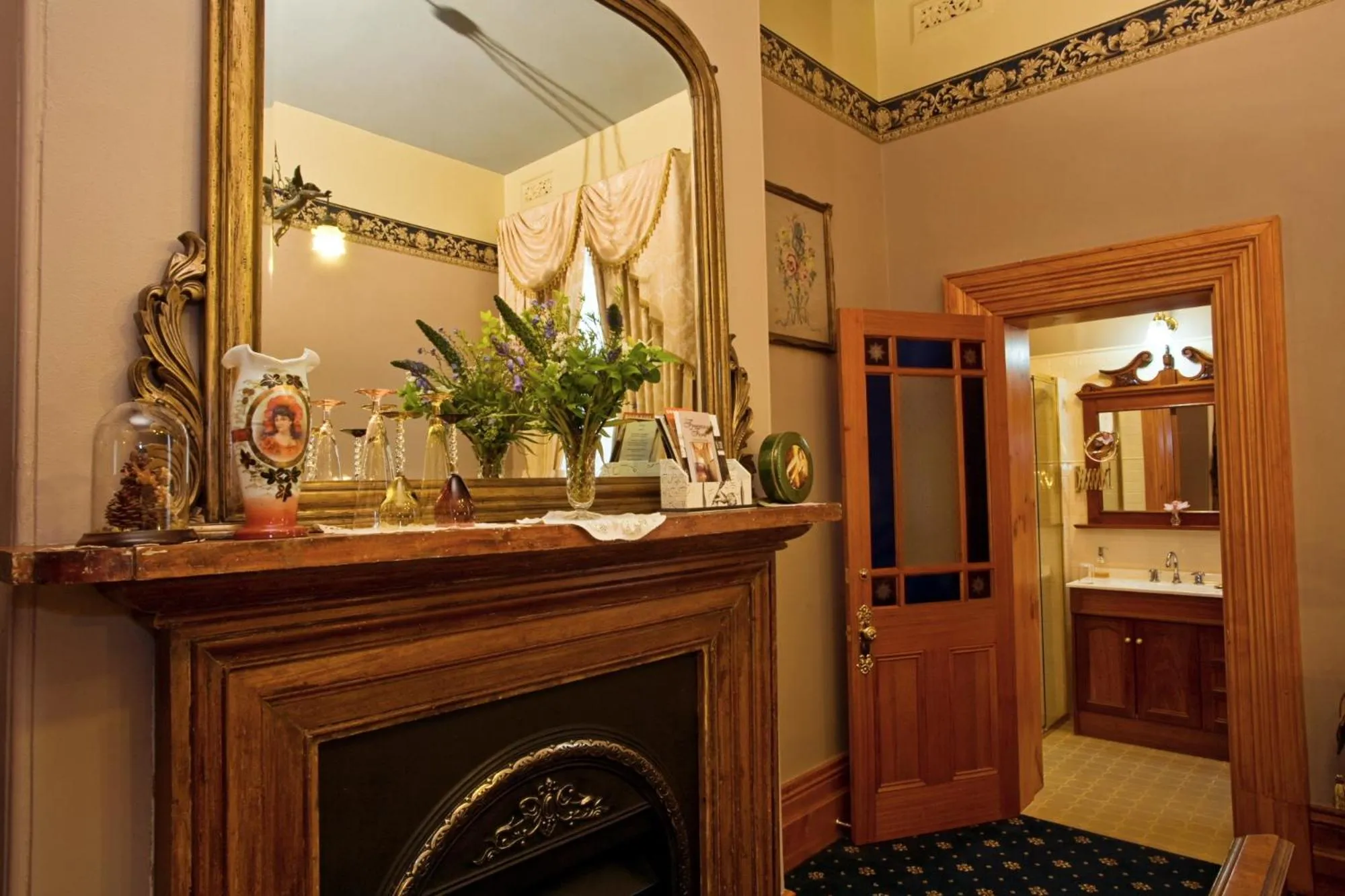 Decorative detail in Freeman On Ford