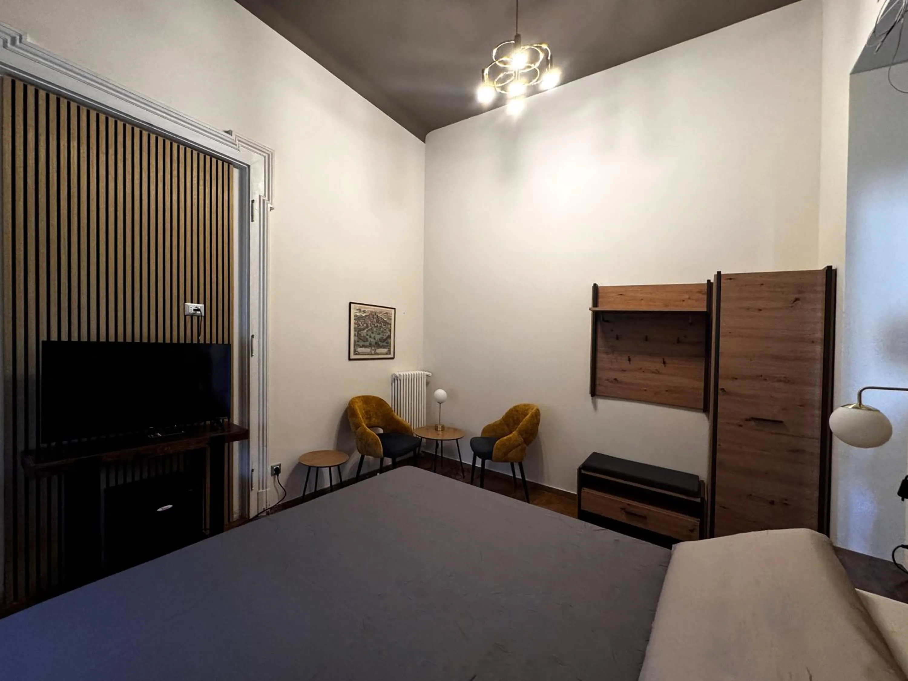 Photo of the whole room, Bed in Bed and Chic art rooms