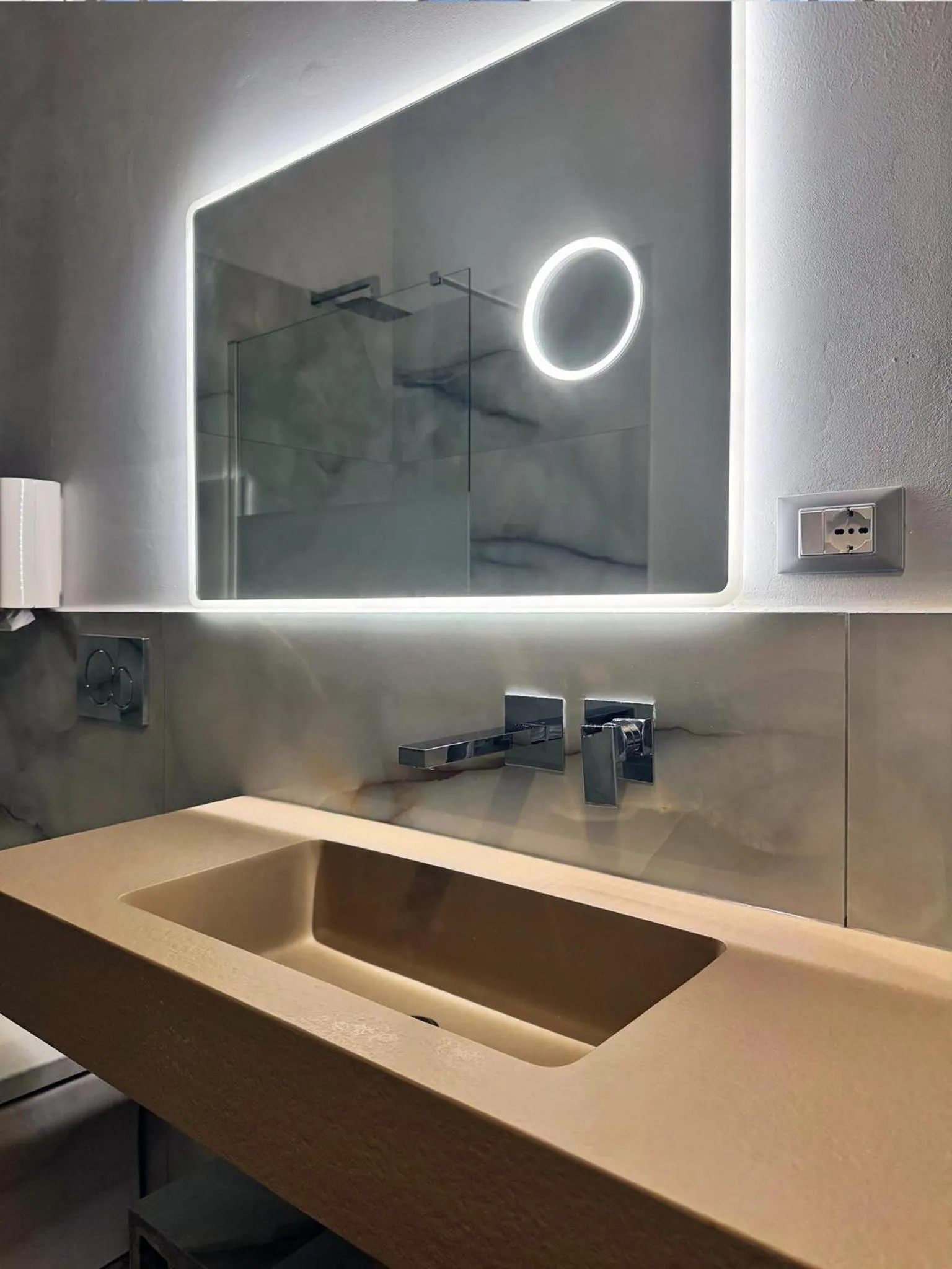 Bathroom in Bed and Chic art rooms