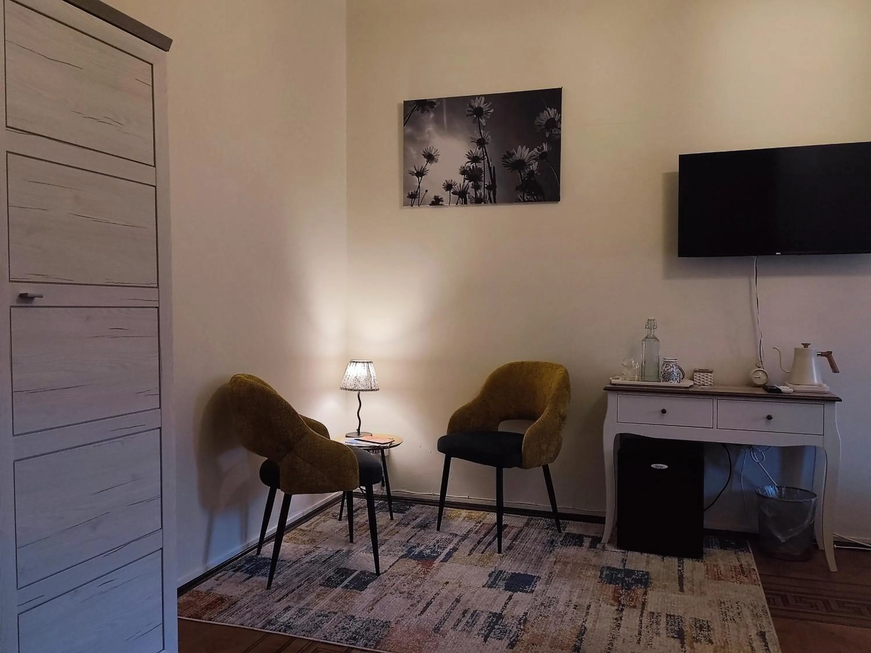 Seating area in Bed and Chic art rooms