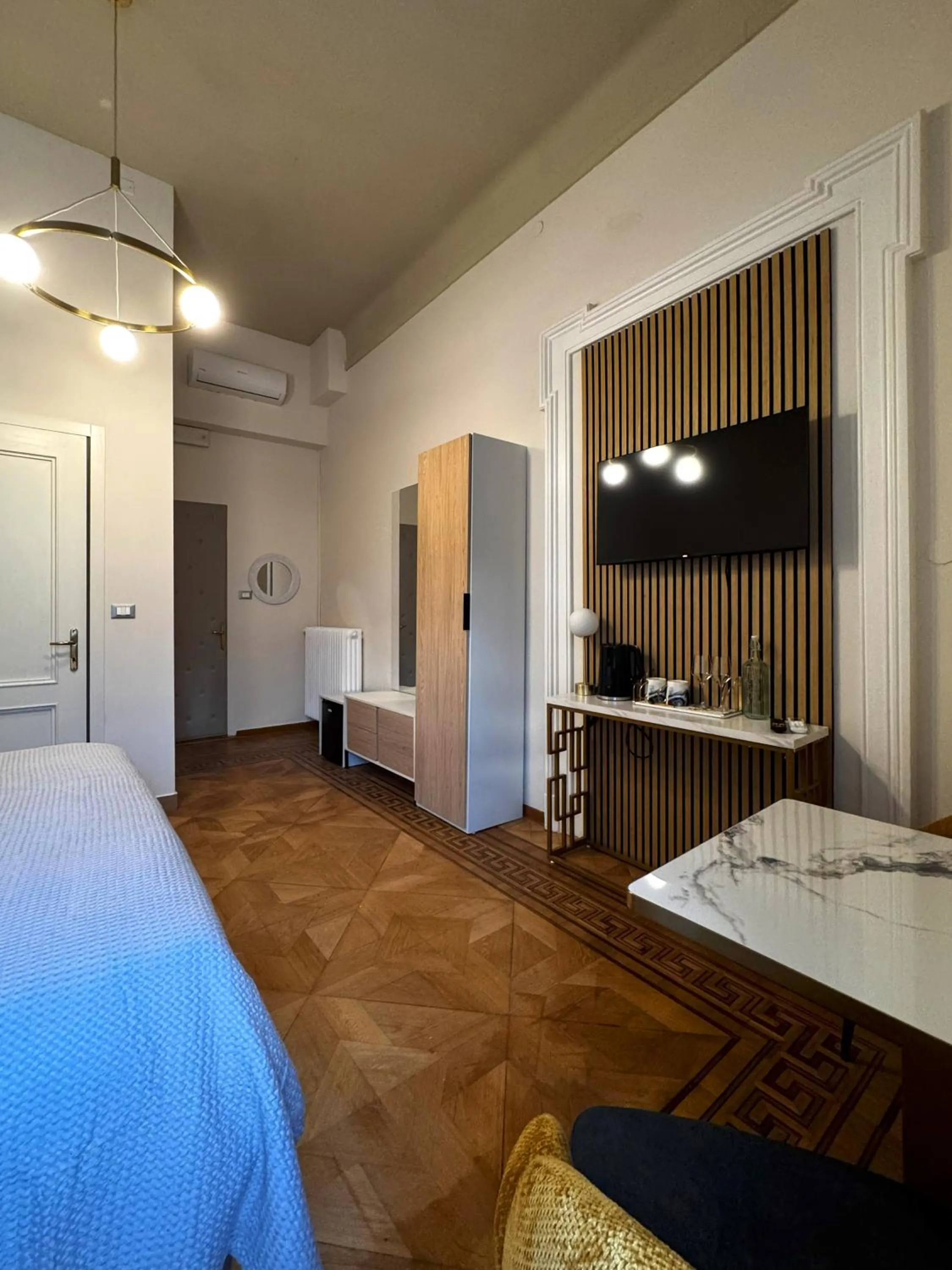 Photo of the whole room, Bed in Bed and Chic art rooms