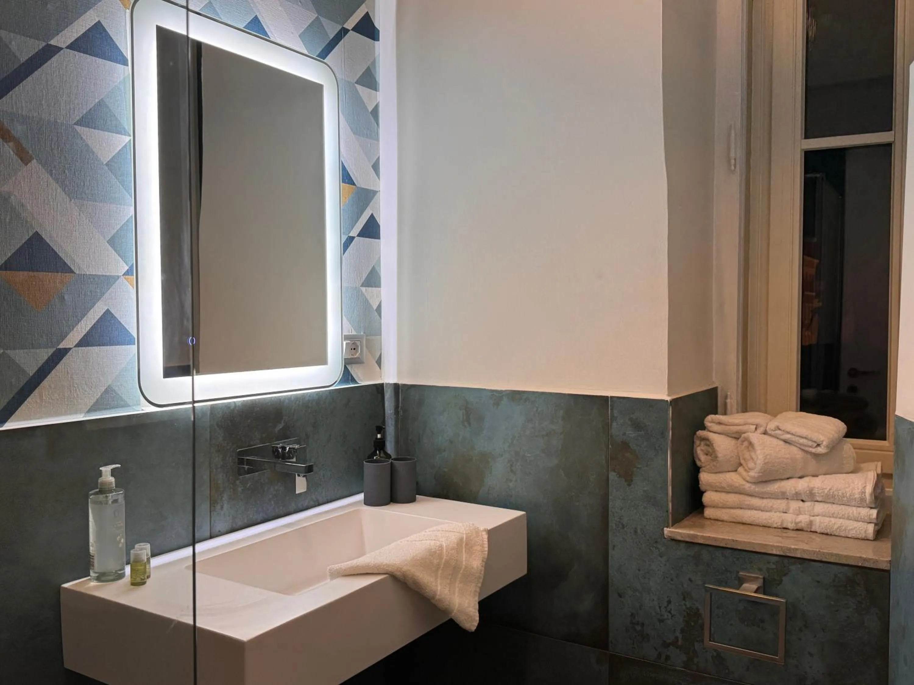 Bathroom in Bed and Chic art rooms