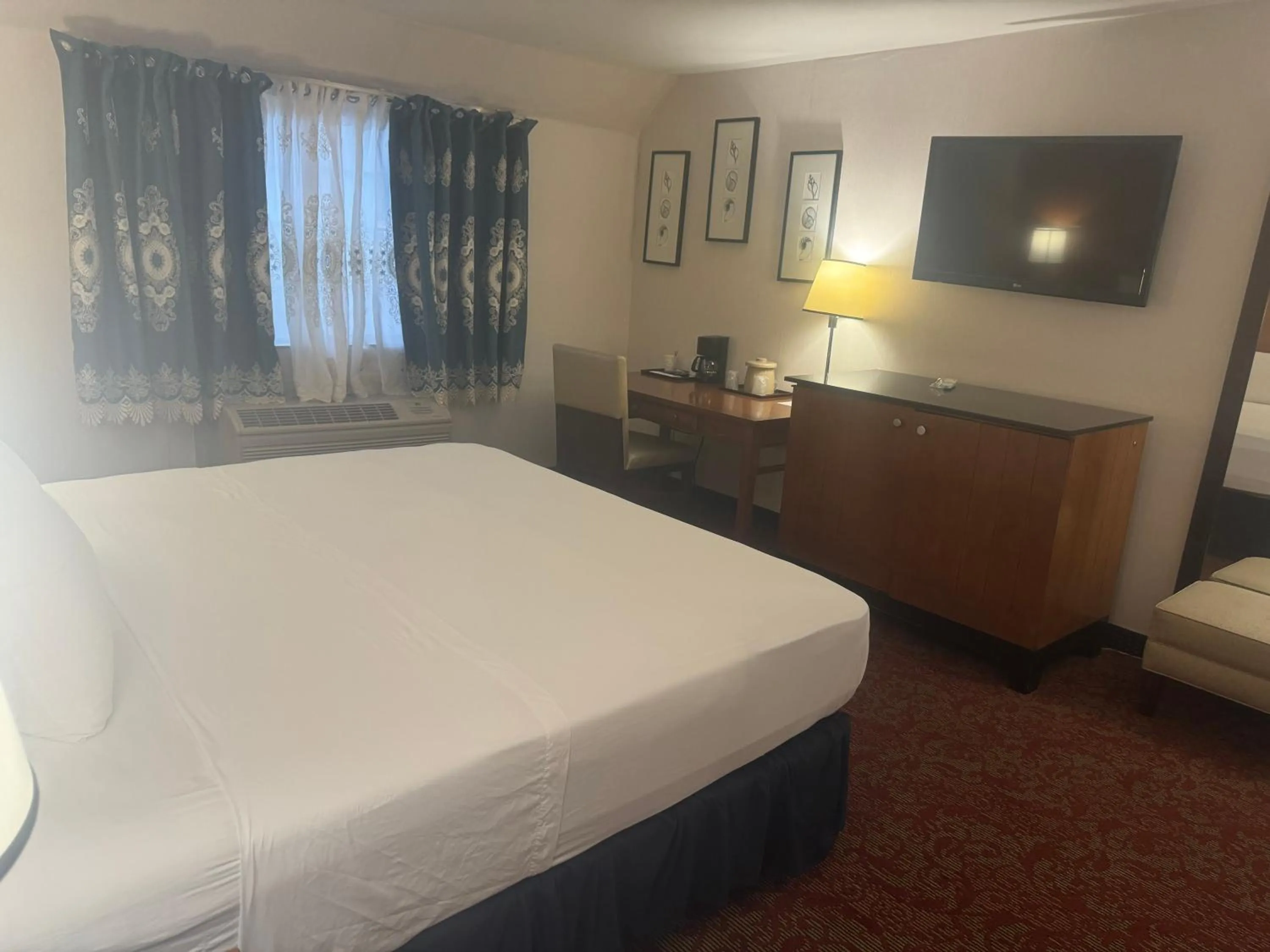 TV and multimedia, Bed in Hiltop Hotel