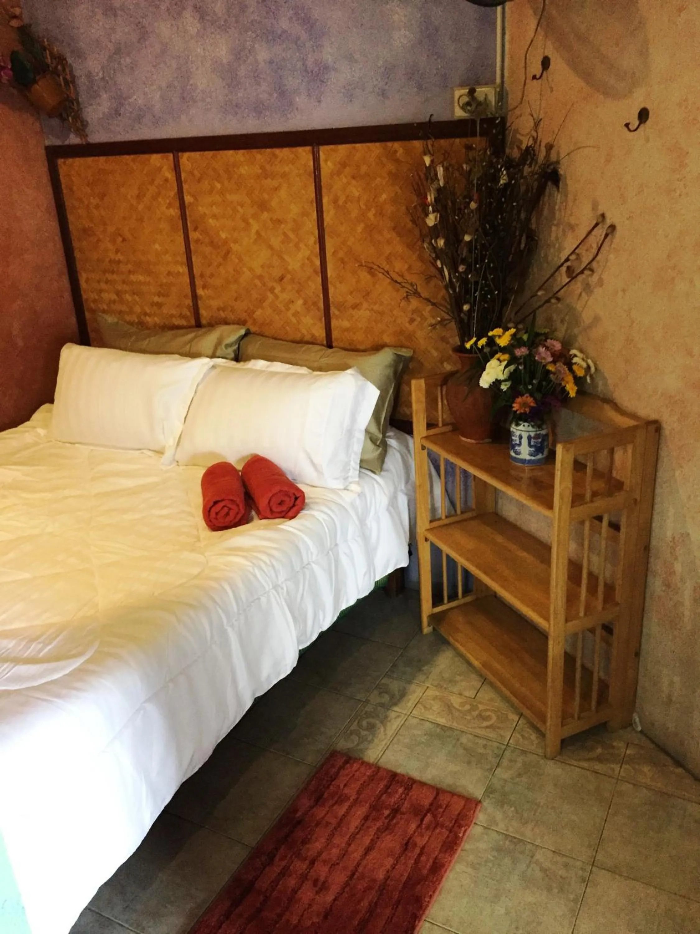 Photo of the whole room, Bed in Shanti Lodge