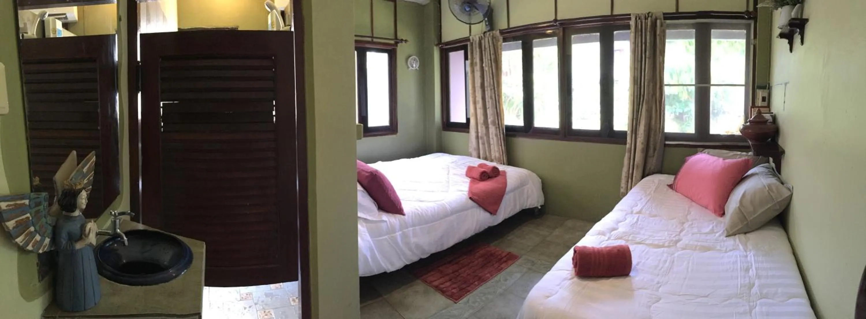 Bed in Shanti Lodge