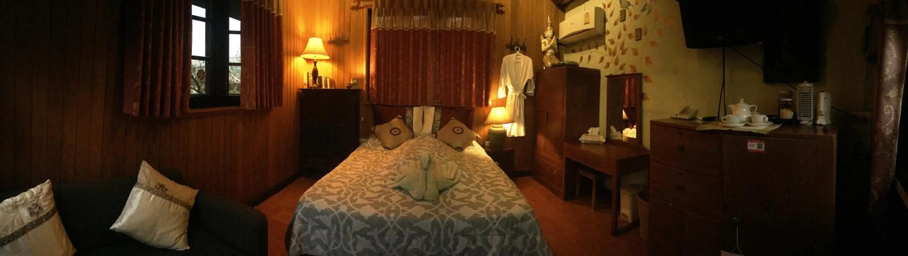 Photo of the whole room, Bed in Shanti Lodge