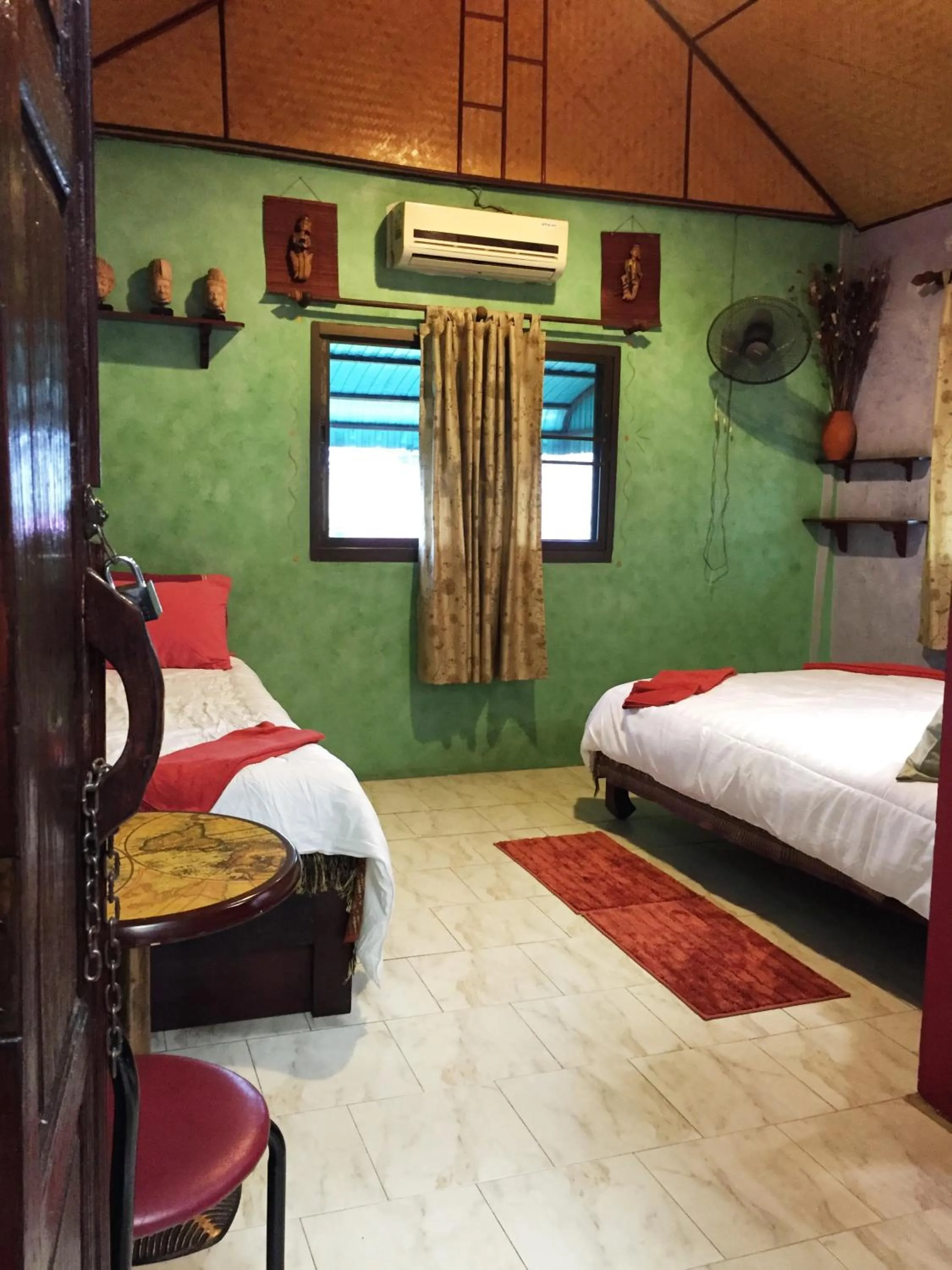 Photo of the whole room, Bed in Shanti Lodge
