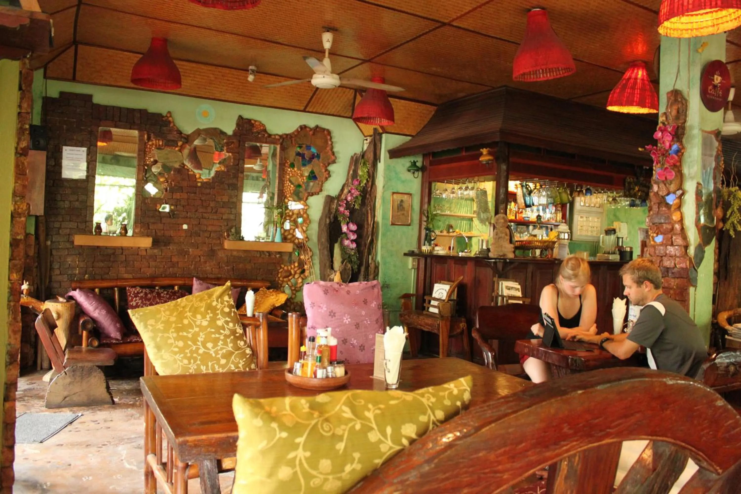 Restaurant/places to eat in Shanti Lodge