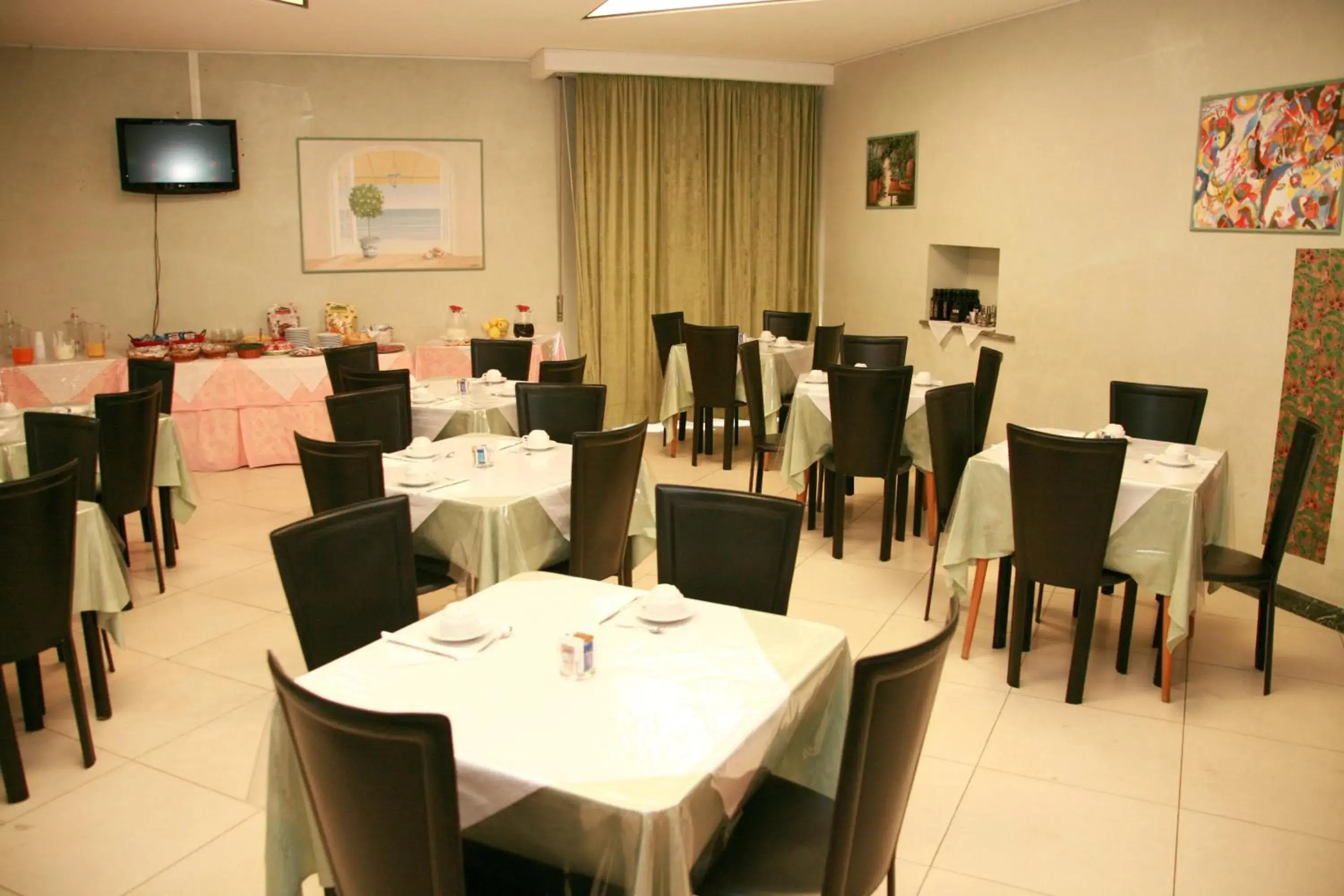 Restaurant/places to eat in Hotel Niagara Restaurant/places to eat in Hotel Niagara